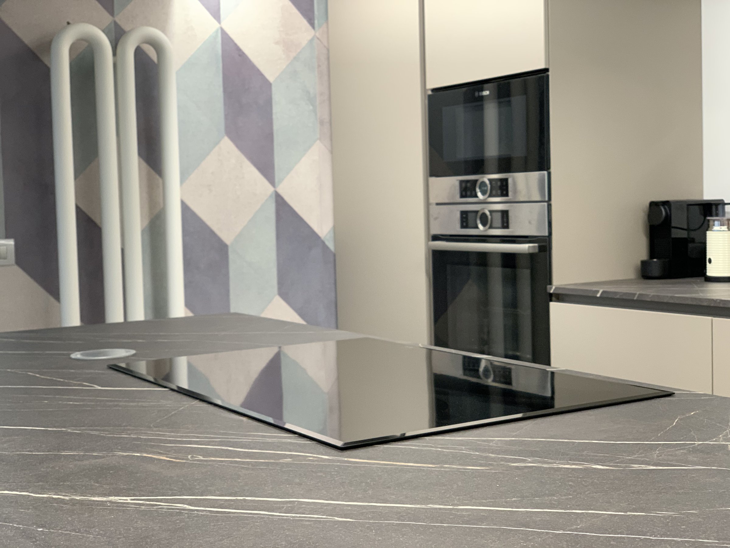 Abitare il volume industriale: soluzioni integrate per un loft milanese. — 