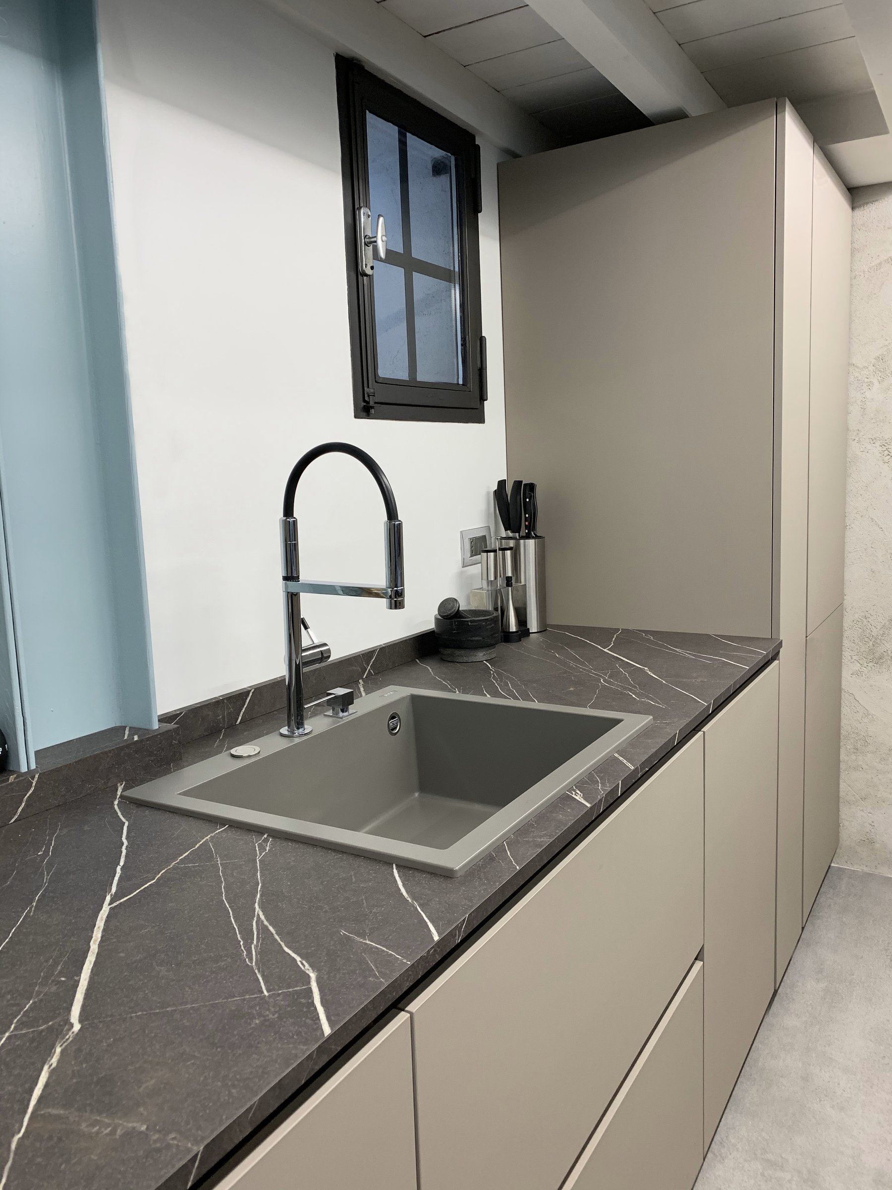 Abitare il volume industriale: soluzioni integrate per un loft milanese. — 