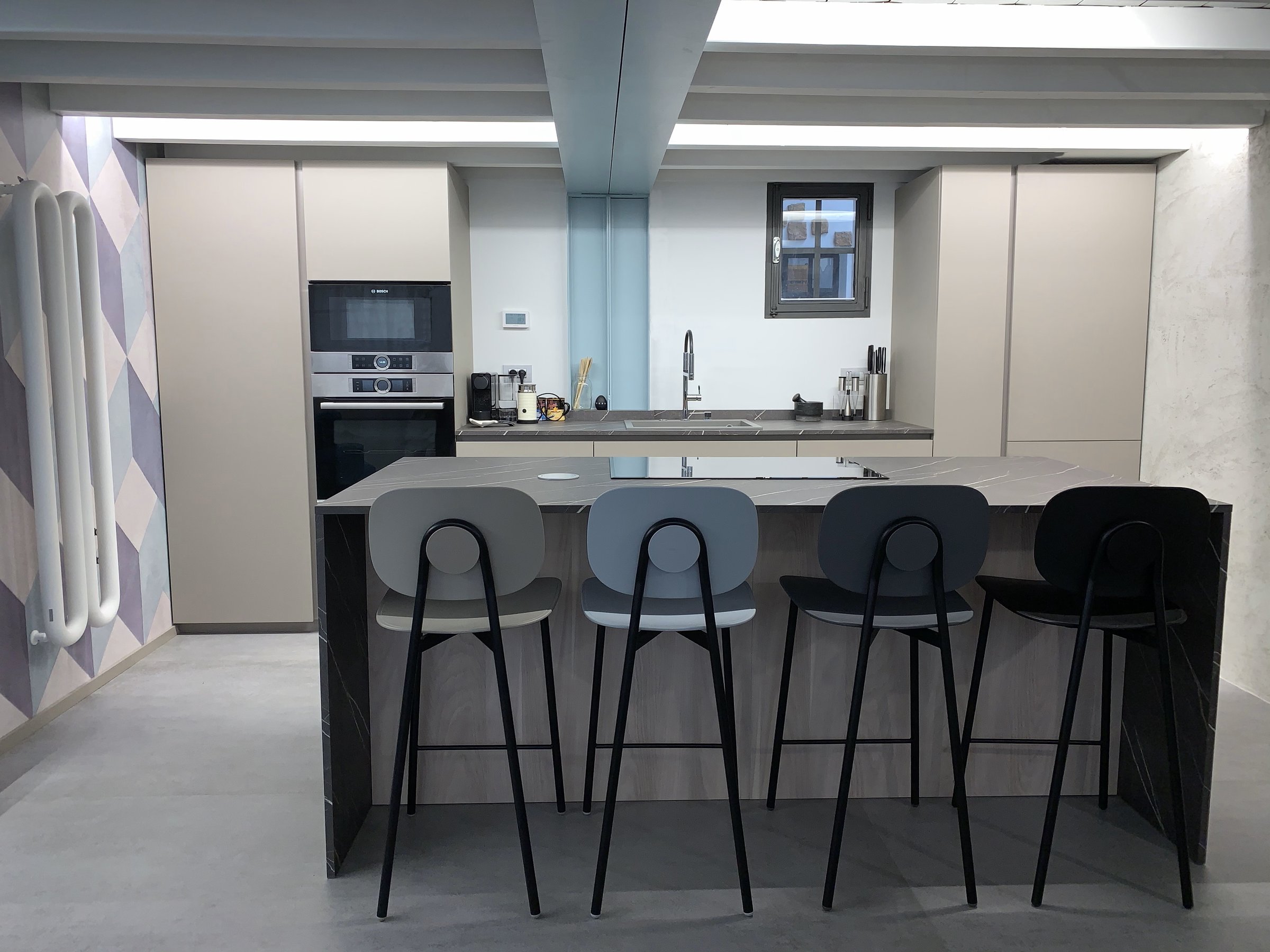 Abitare il volume industriale: soluzioni integrate per un loft milanese. — 