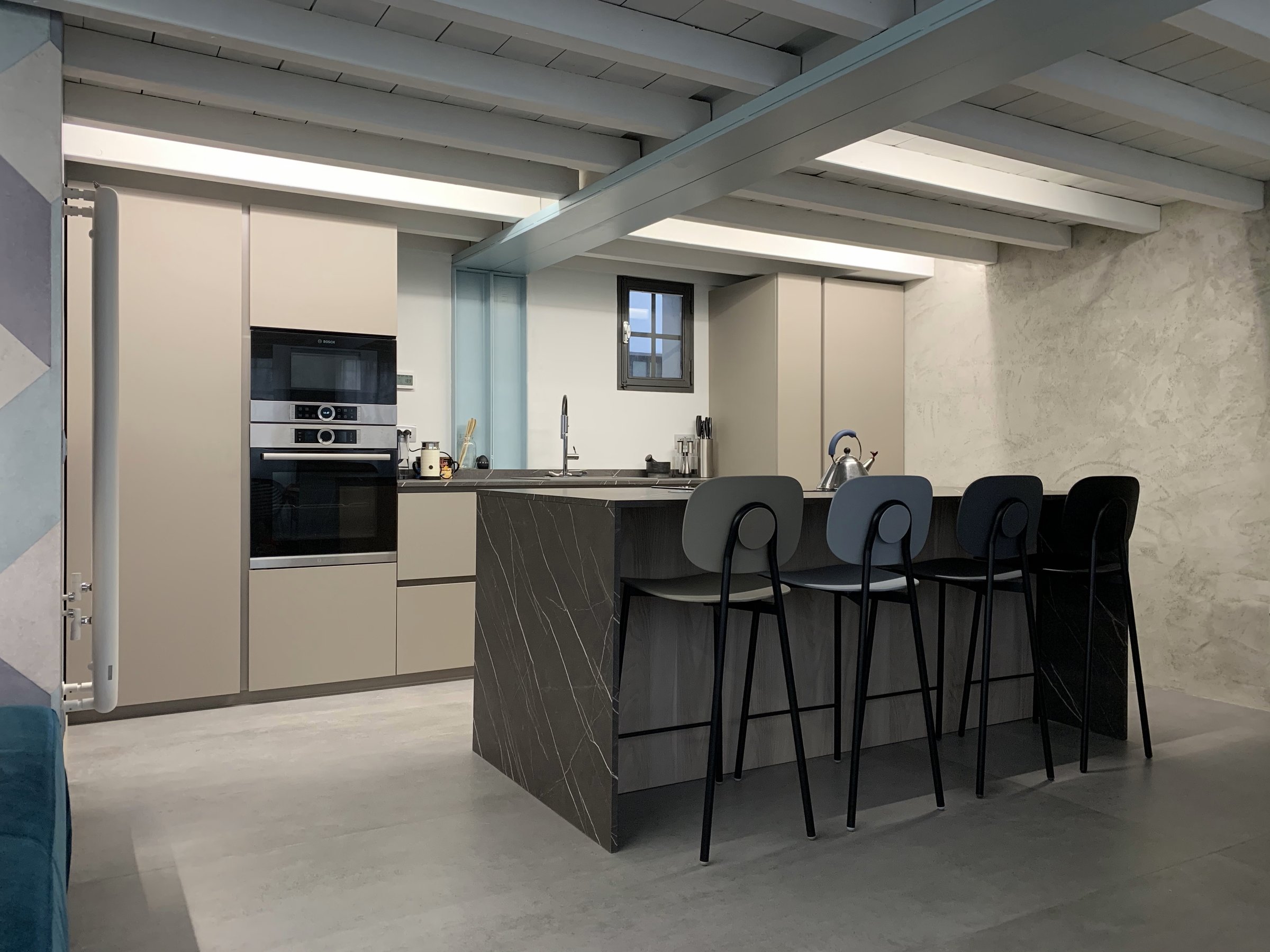 Bergo Arredi — Abitare il volume industriale: soluzioni integrate per un loft milanese.