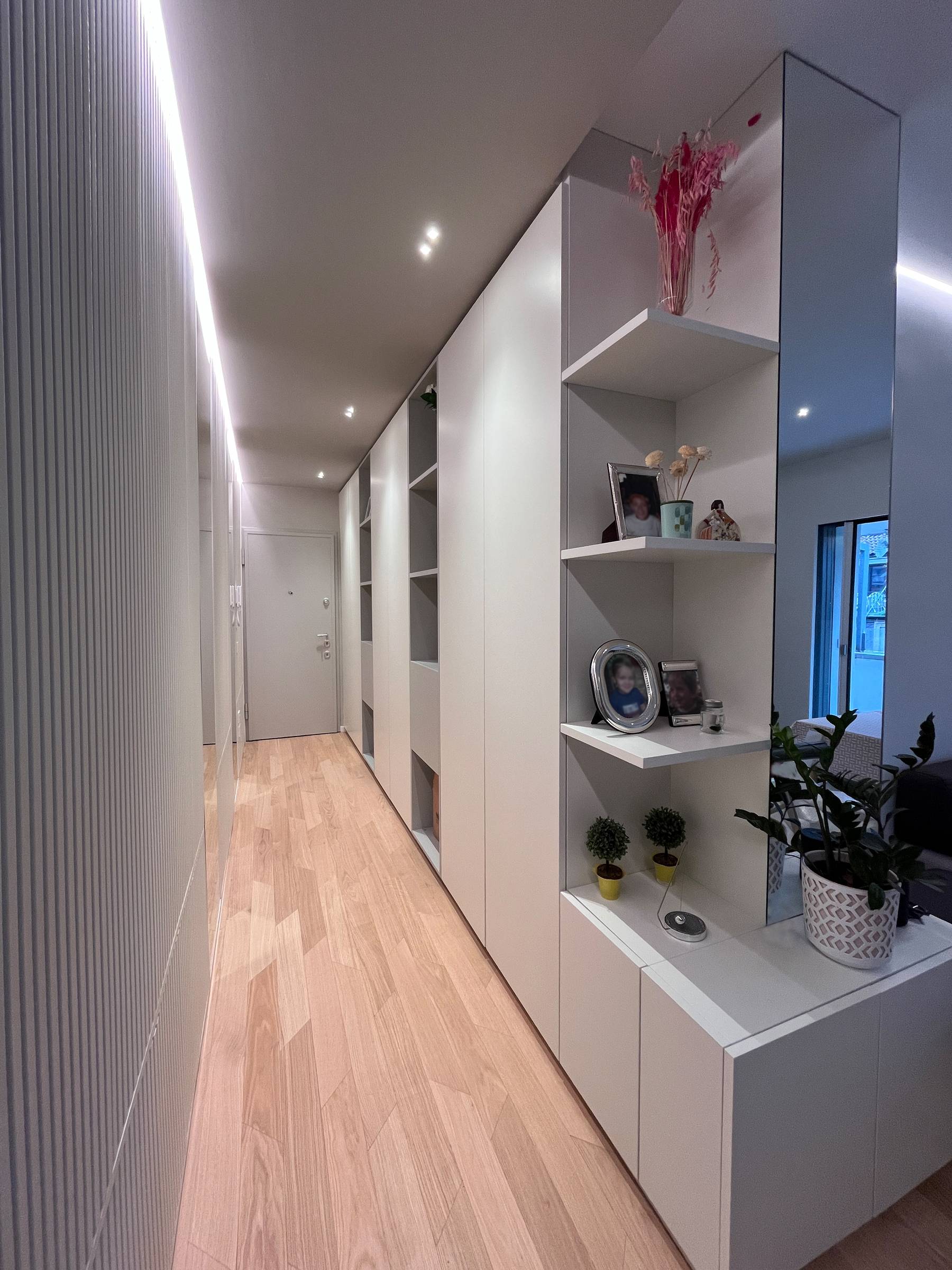 Accogliere con eleganza: il corridoio su misura a Milano che unisce armonia e contenimento — 