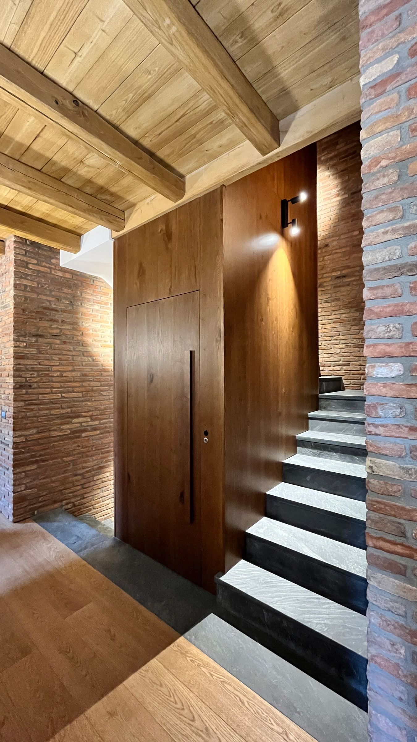 Architetture verticali: il rivestimento boiserie in Rovere Miele per il vano ascensore. — 