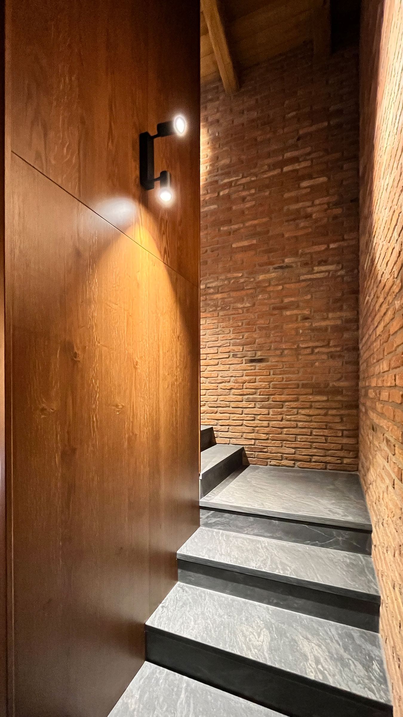 Architetture verticali: il rivestimento boiserie in Rovere Miele per il vano ascensore. — 