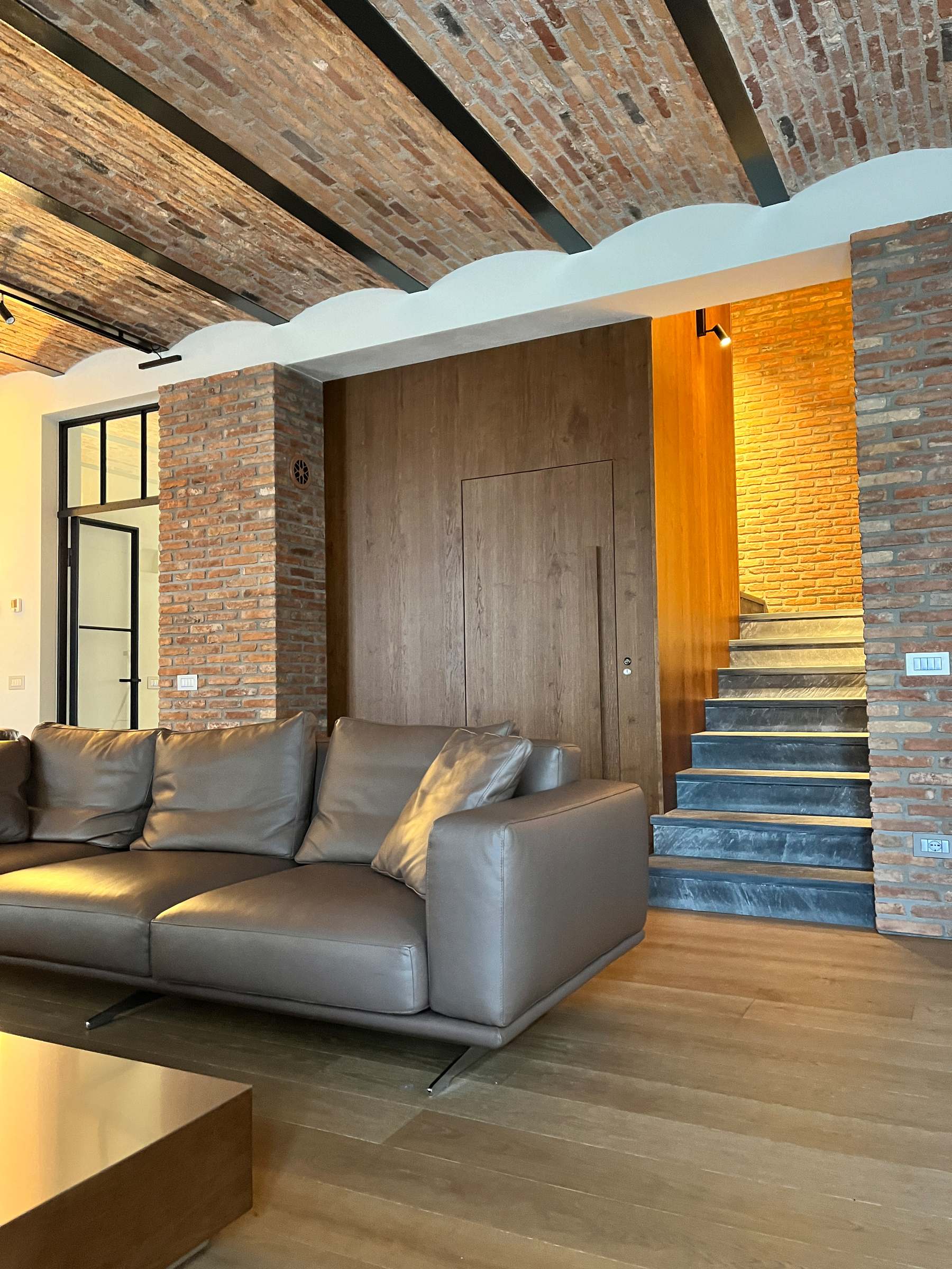 Bergo Arredi — Architetture verticali: il rivestimento boiserie in Rovere Miele per il vano ascensore.