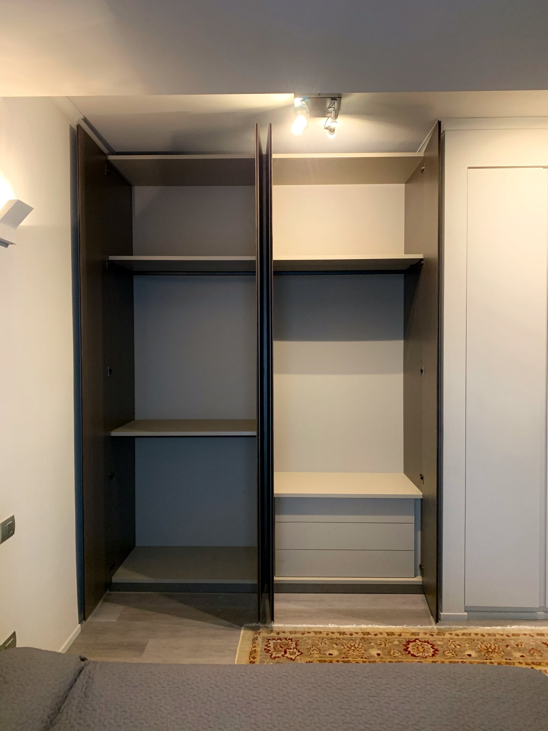 Armadio metallizzato — Milano
