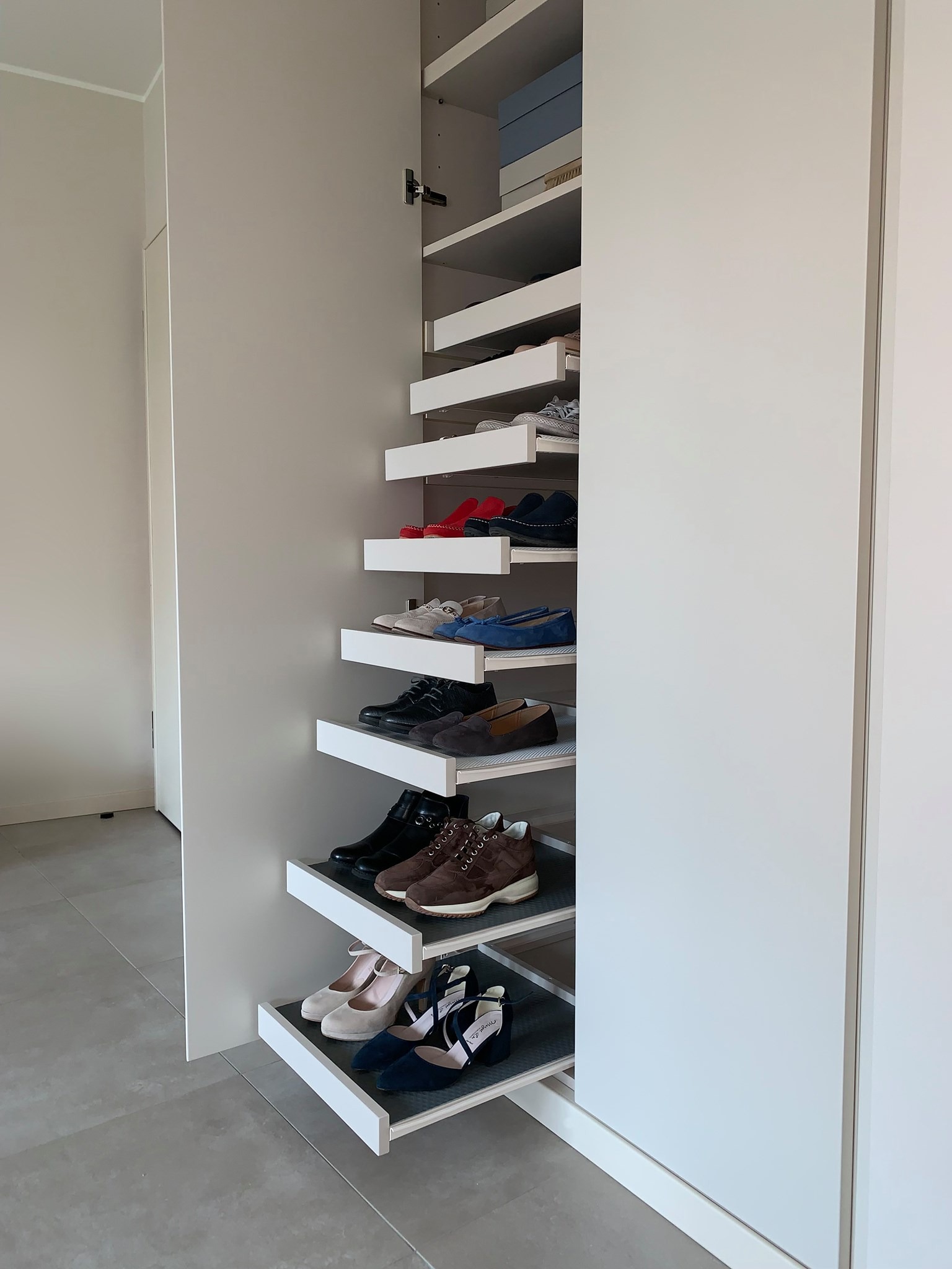 Armadio su misura avorio: eleganza e funzionalità per ogni ambiente — 