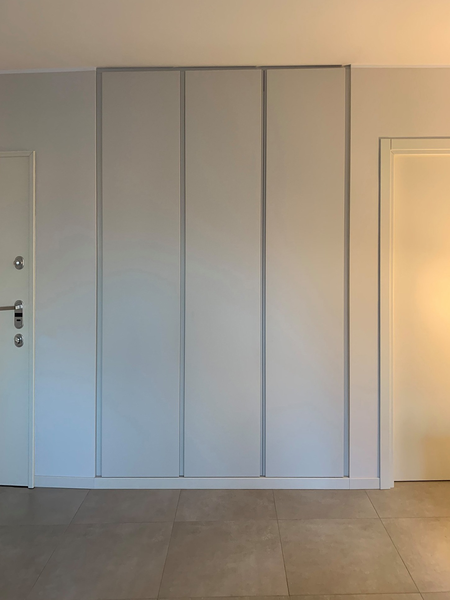 Armadio su misura avorio: eleganza e funzionalità per ogni ambiente — 
