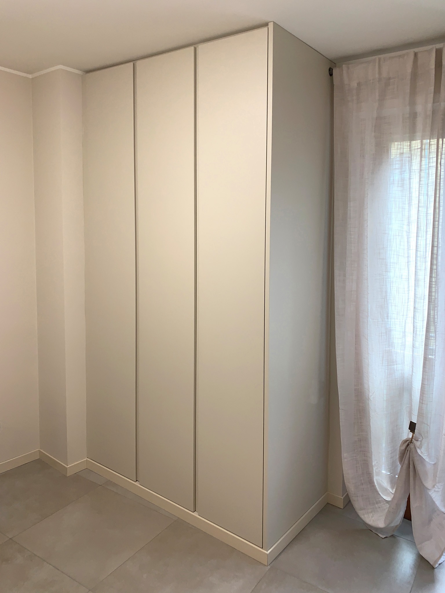 Bergo Arredi — Armadio su misura avorio: eleganza e funzionalità per ogni ambiente