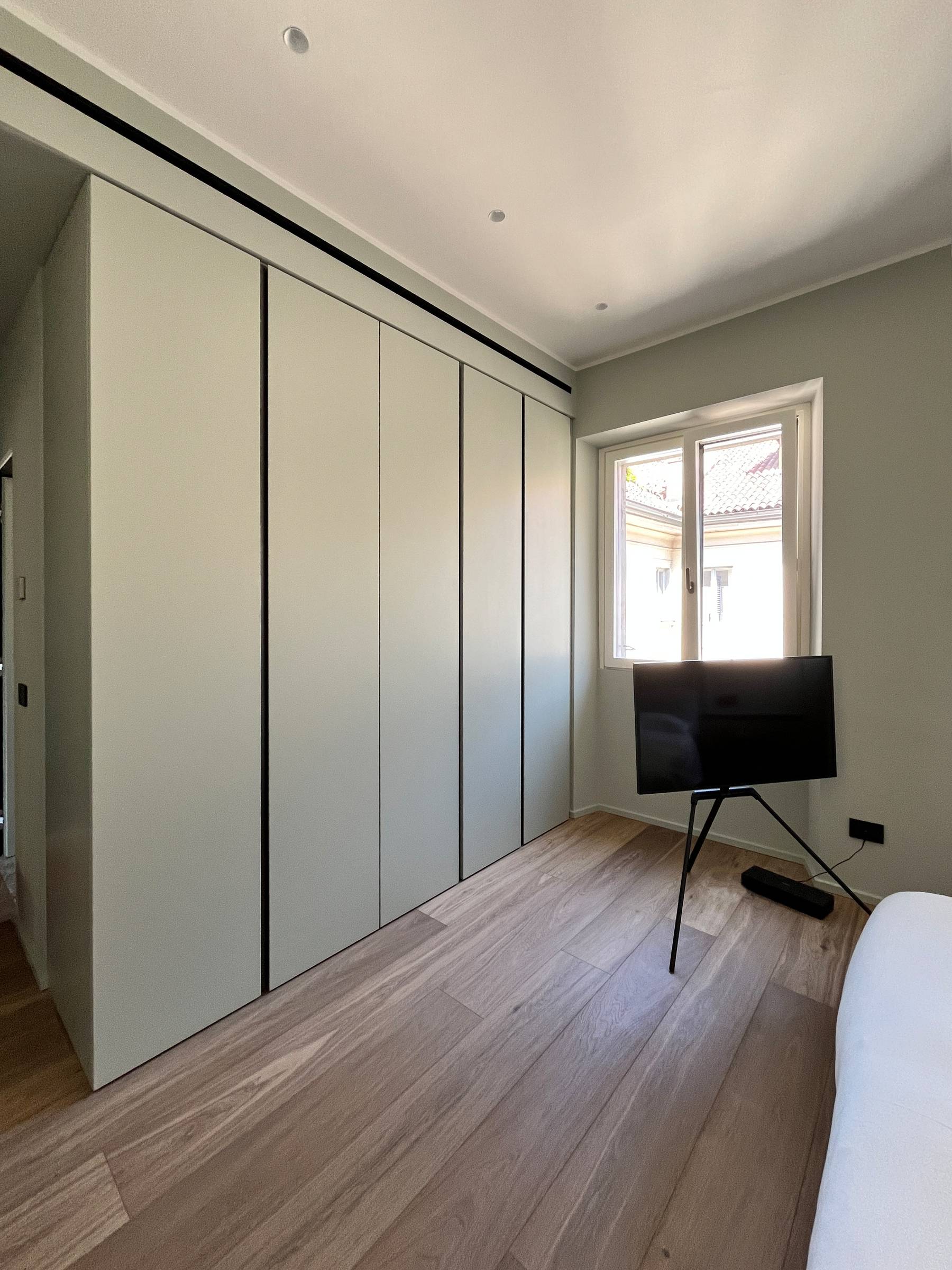 Armadio su misura Titanio: Eleganza per un Design Funzionale — 