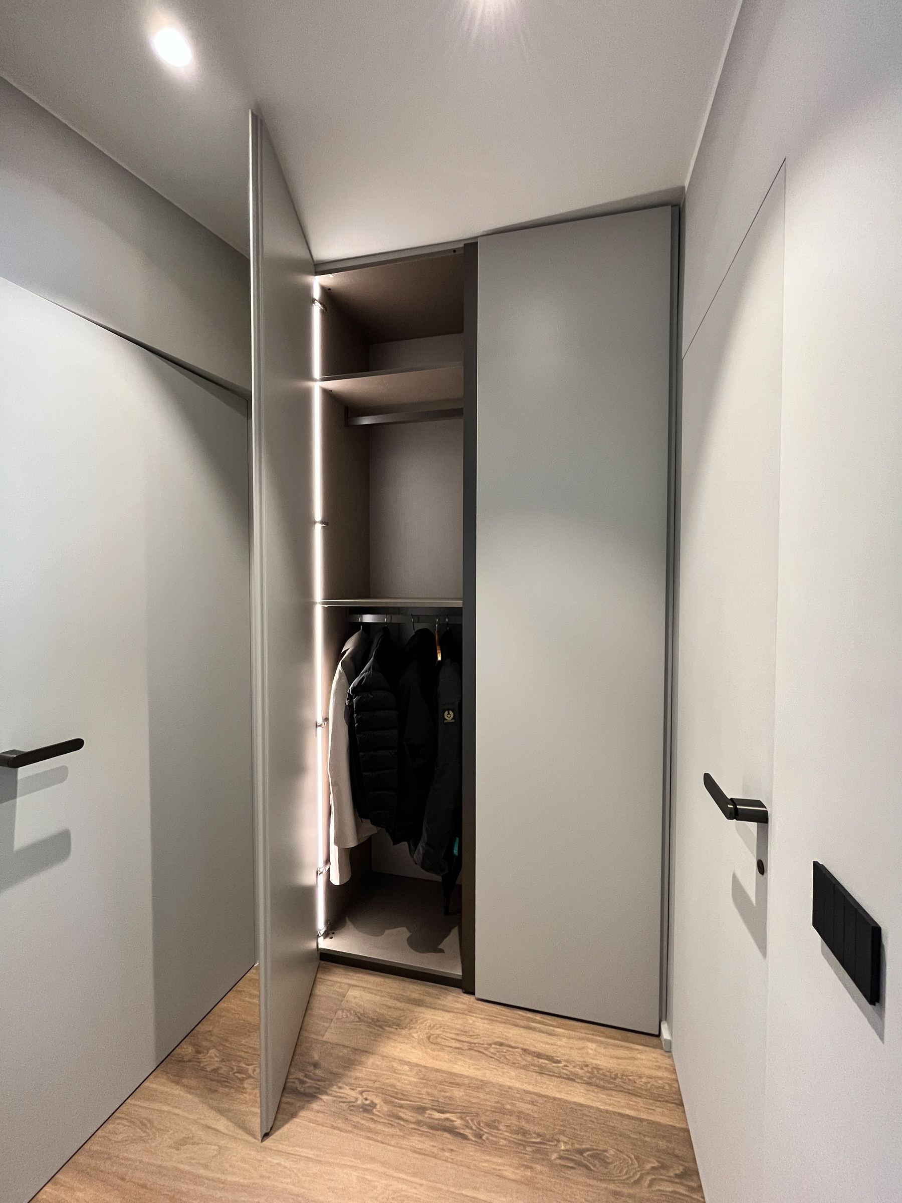 Armadio su misura Titanio: Eleganza per un Design Funzionale — 