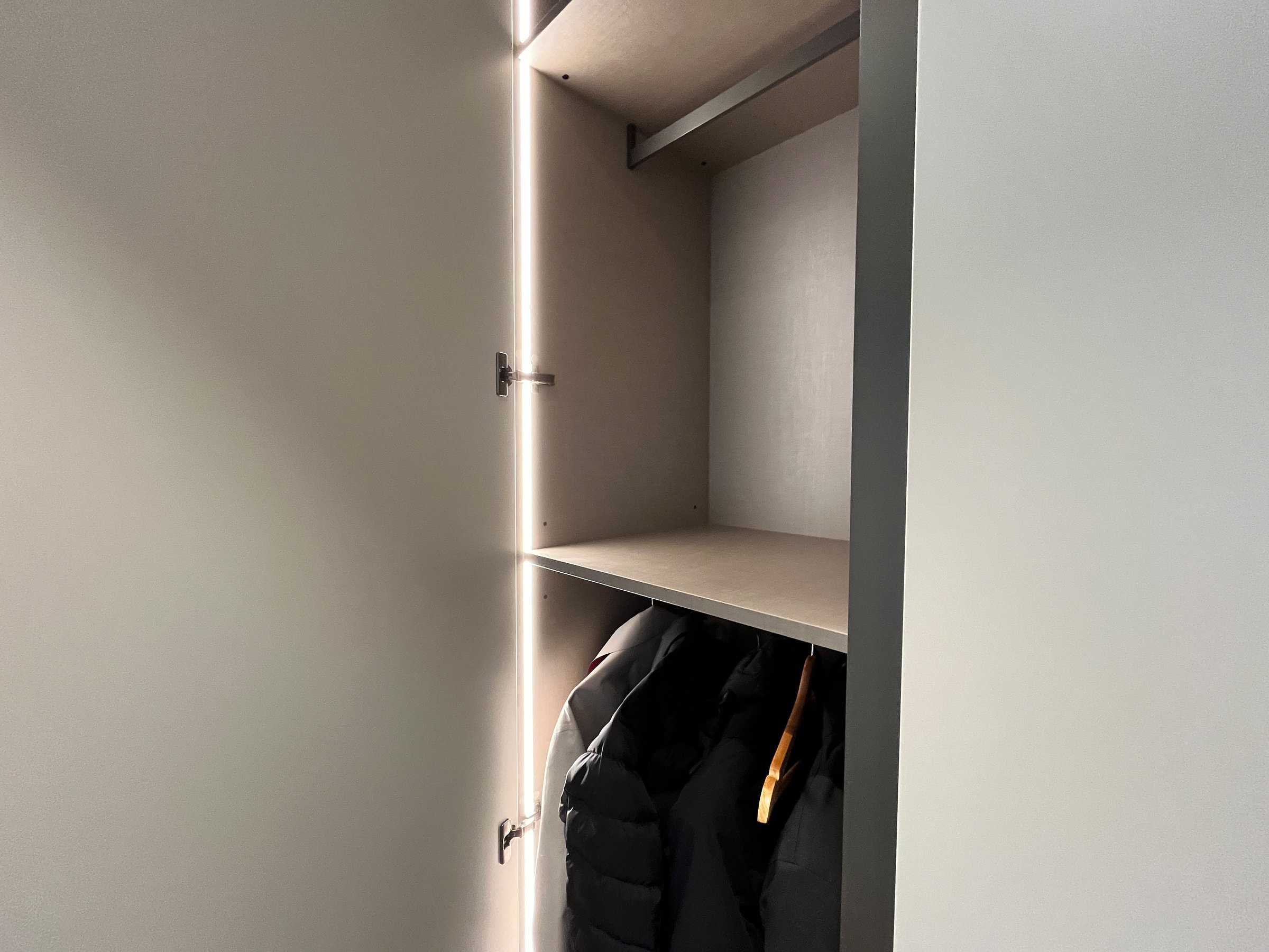 Armadio su misura Titanio: Eleganza per un Design Funzionale — 