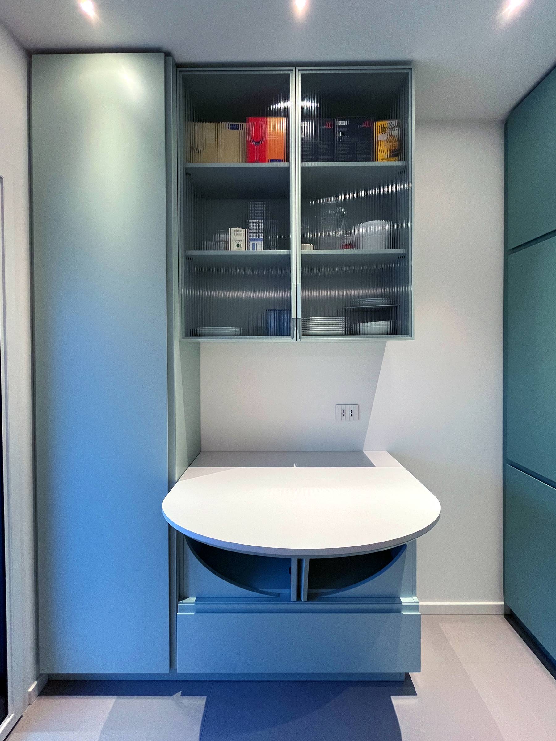 Cucina moderna su progetto con laccatura opaca e parete in vetro cannettato — 