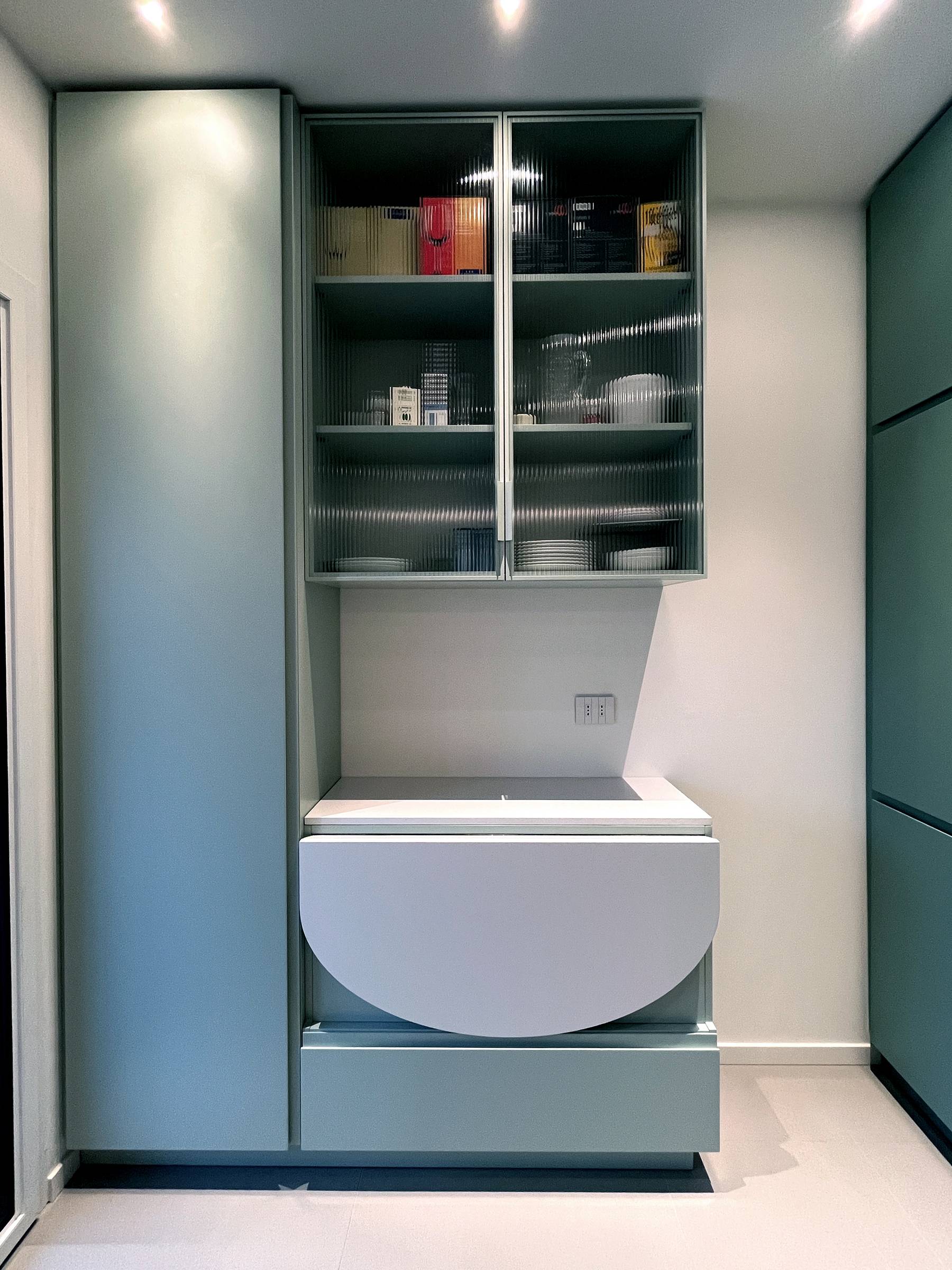 Cucina moderna su progetto con laccatura opaca e parete in vetro cannettato — 