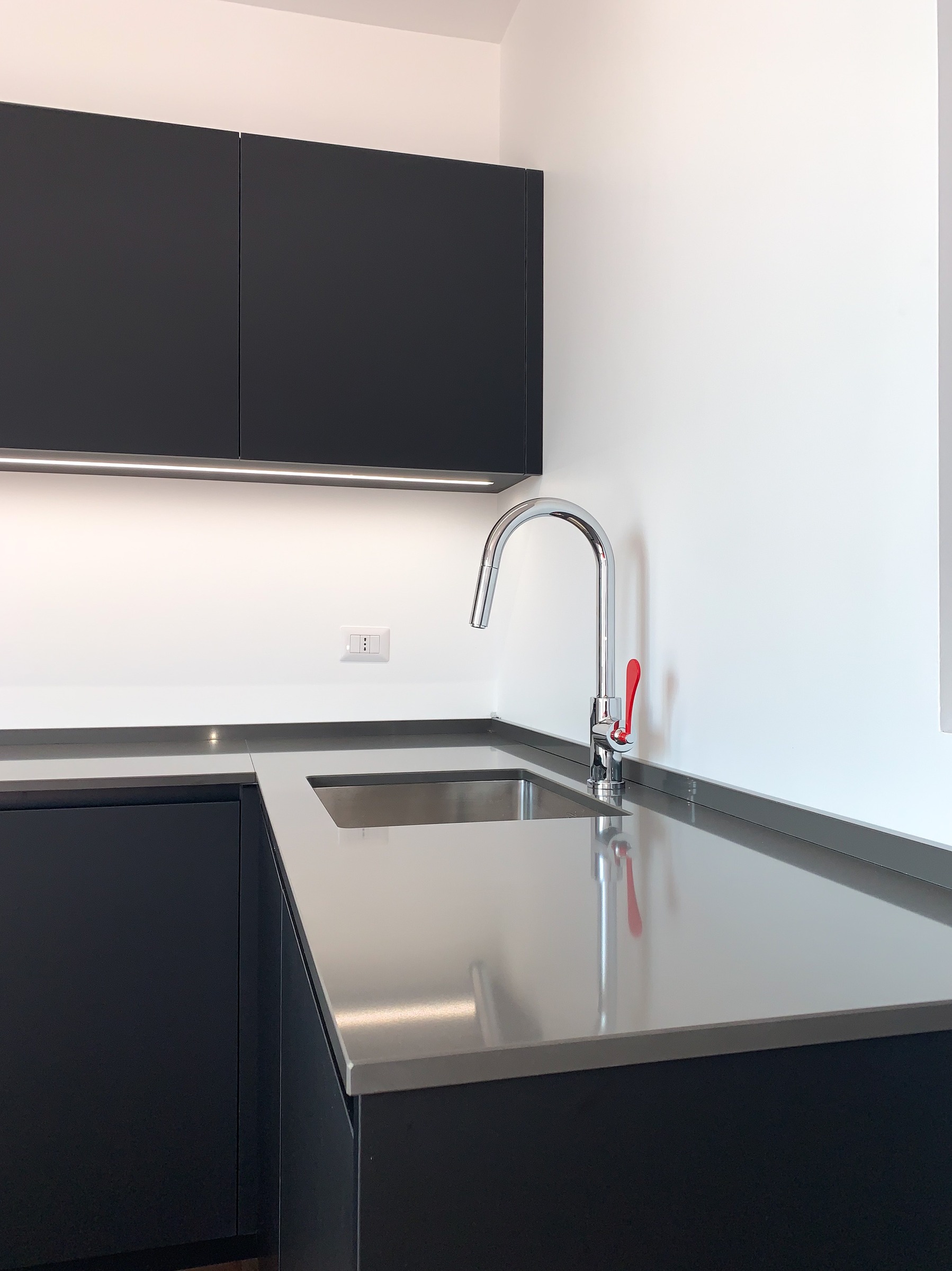 Cucina su misura ad angolo Black Noir: un design elegante che gioca con il contrasto e la funzionalità — 