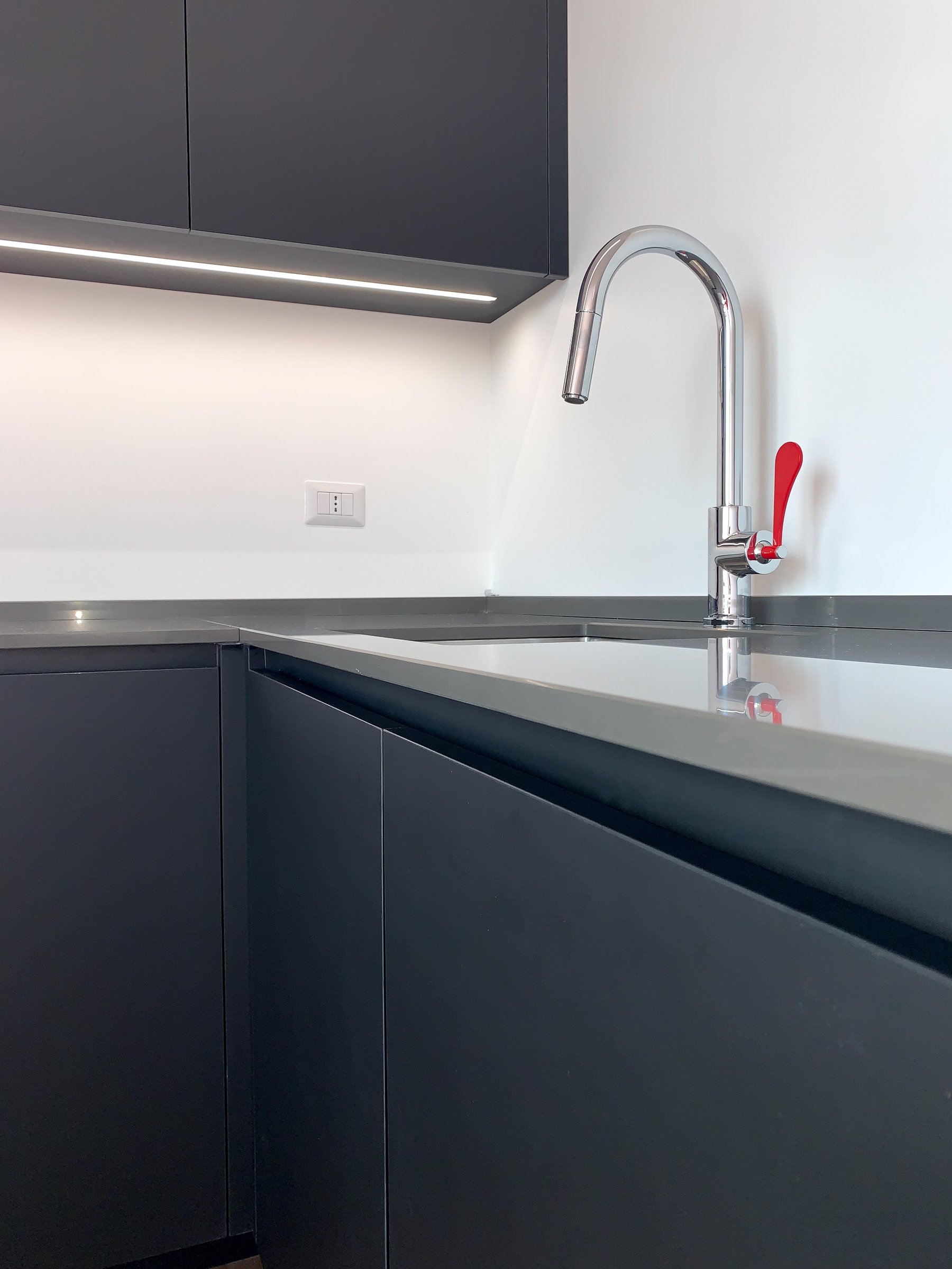 Cucina su misura ad angolo Black Noir: un design elegante che gioca con il contrasto e la funzionalità — 
