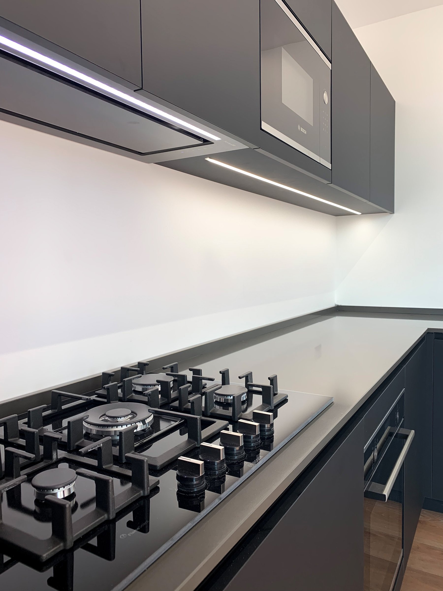 Cucina su misura ad angolo Black Noir: un design elegante che gioca con il contrasto e la funzionalità — 
