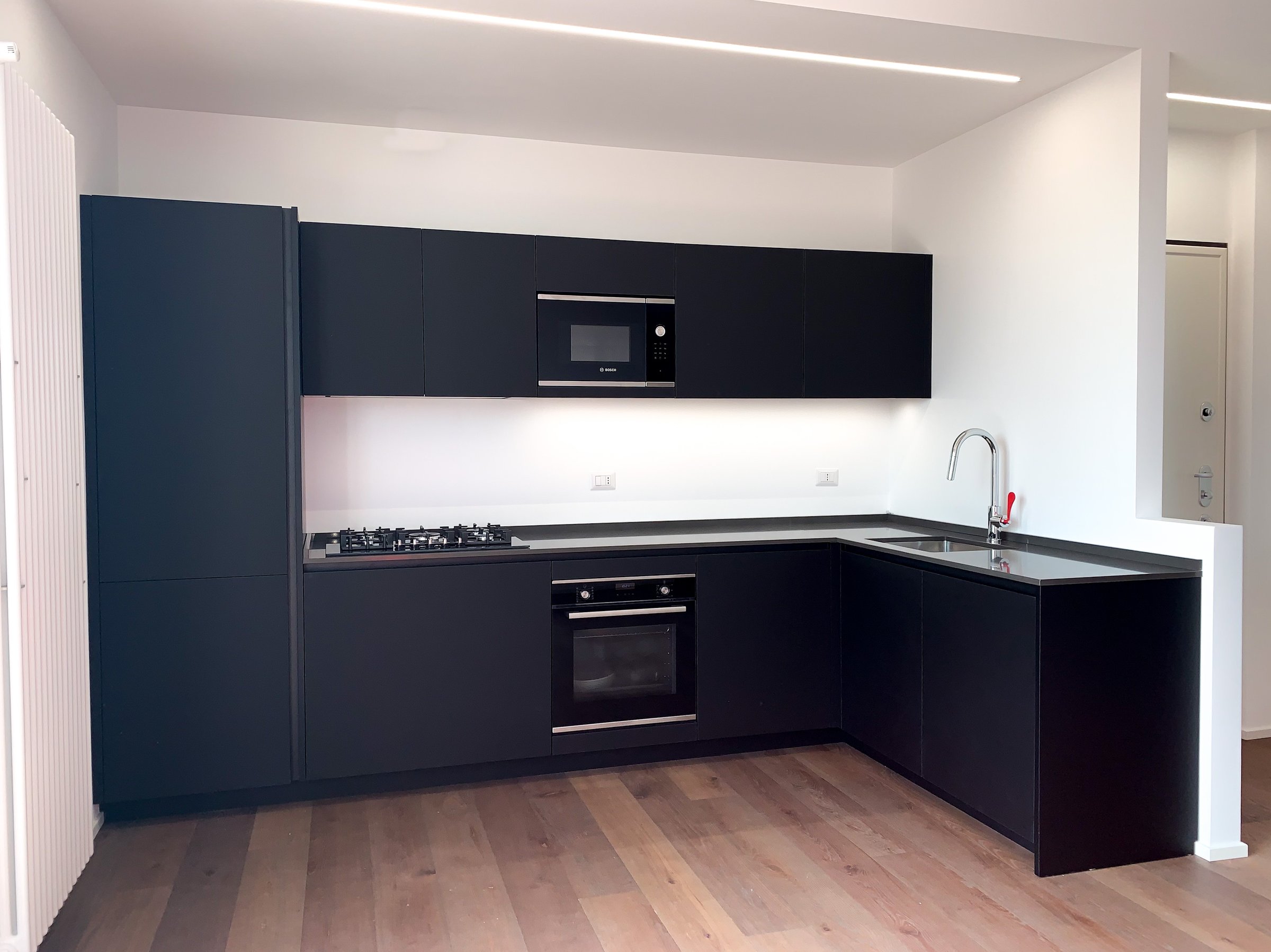 Cucina su misura ad angolo Black Noir: un design elegante che gioca con il contrasto e la funzionalità — 