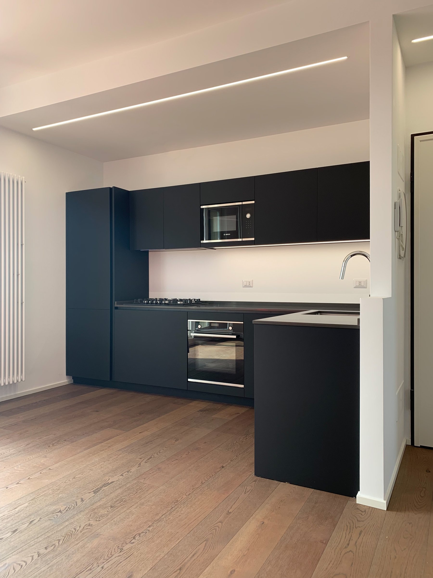 Bergo Arredi — Cucina su misura ad angolo Black Noir: un design elegante che gioca con il contrasto e la funzionalità