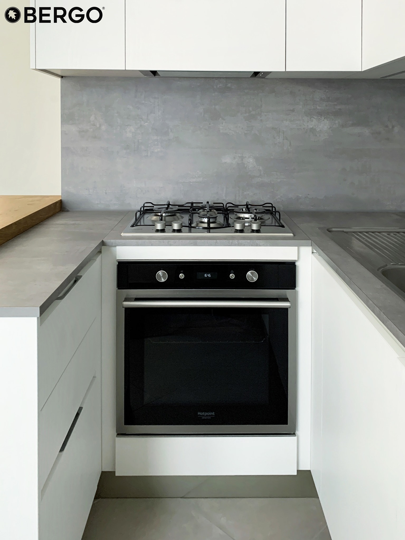 Cucina su misura ad angolo con penisola cemento e bianco: armonia tra design moderno e funzionalità — 