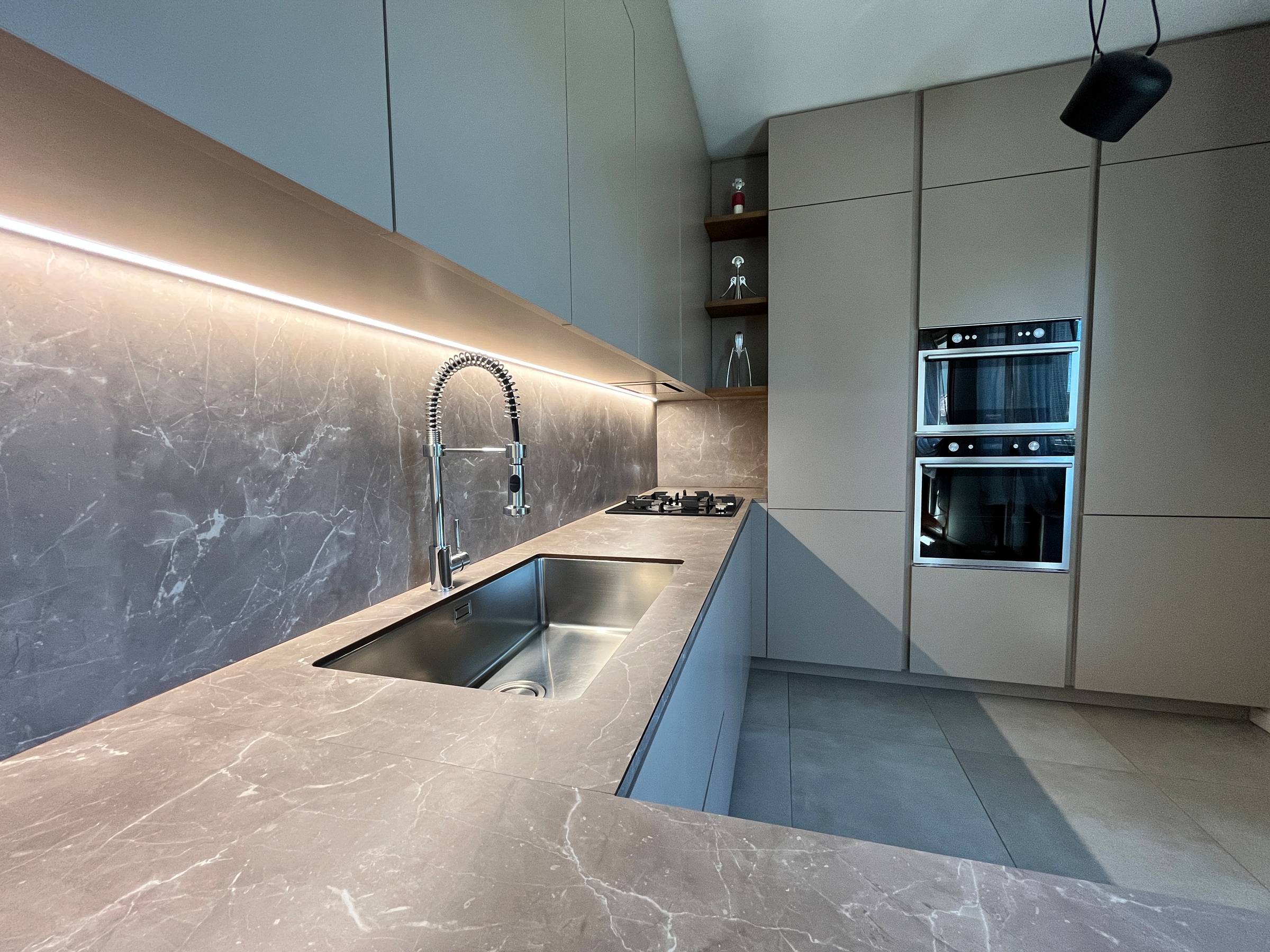 Cucina Su Misura ad Angolo con Penisola: Funzionalità ed Eleganza in Finitura Nocciola — 