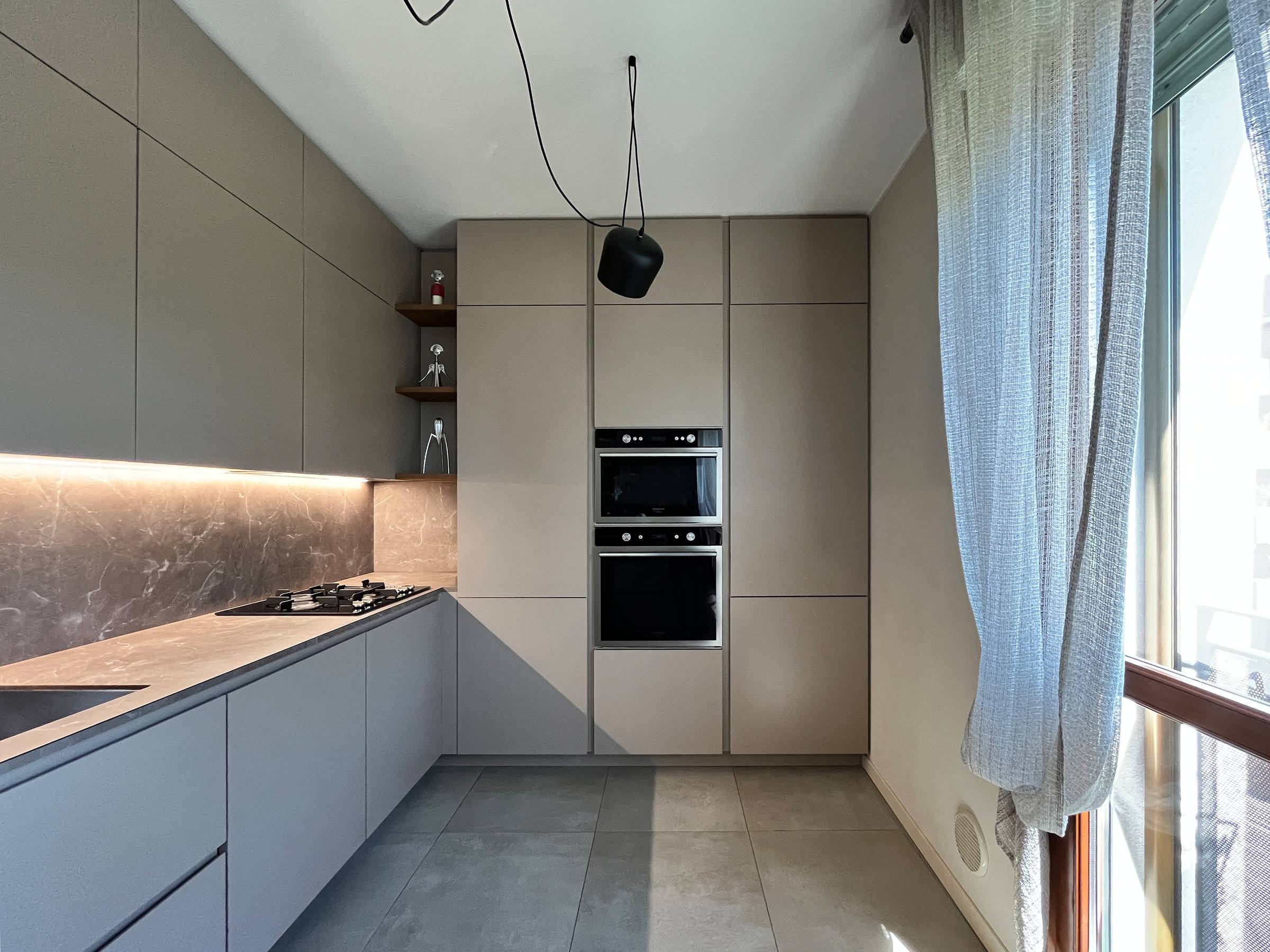 Cucina Su Misura ad Angolo con Penisola: Funzionalità ed Eleganza in Finitura Nocciola — 