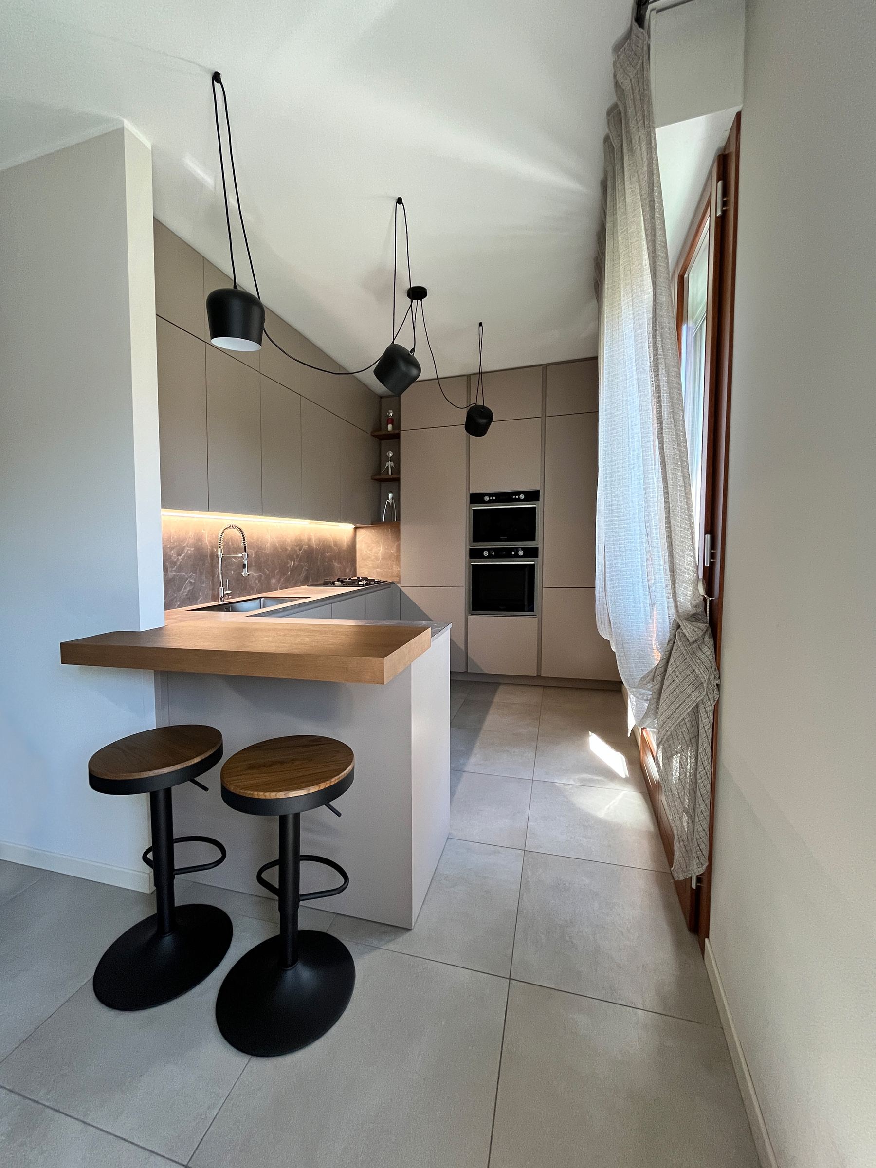Cucina Su Misura ad Angolo con Penisola: Funzionalità ed Eleganza in Finitura Nocciola — 