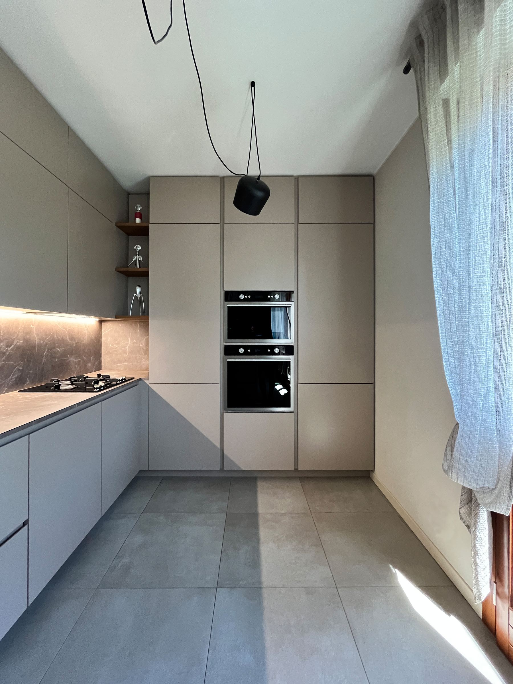 Cucina Su Misura ad Angolo con Penisola: Funzionalità ed Eleganza in Finitura Nocciola — 