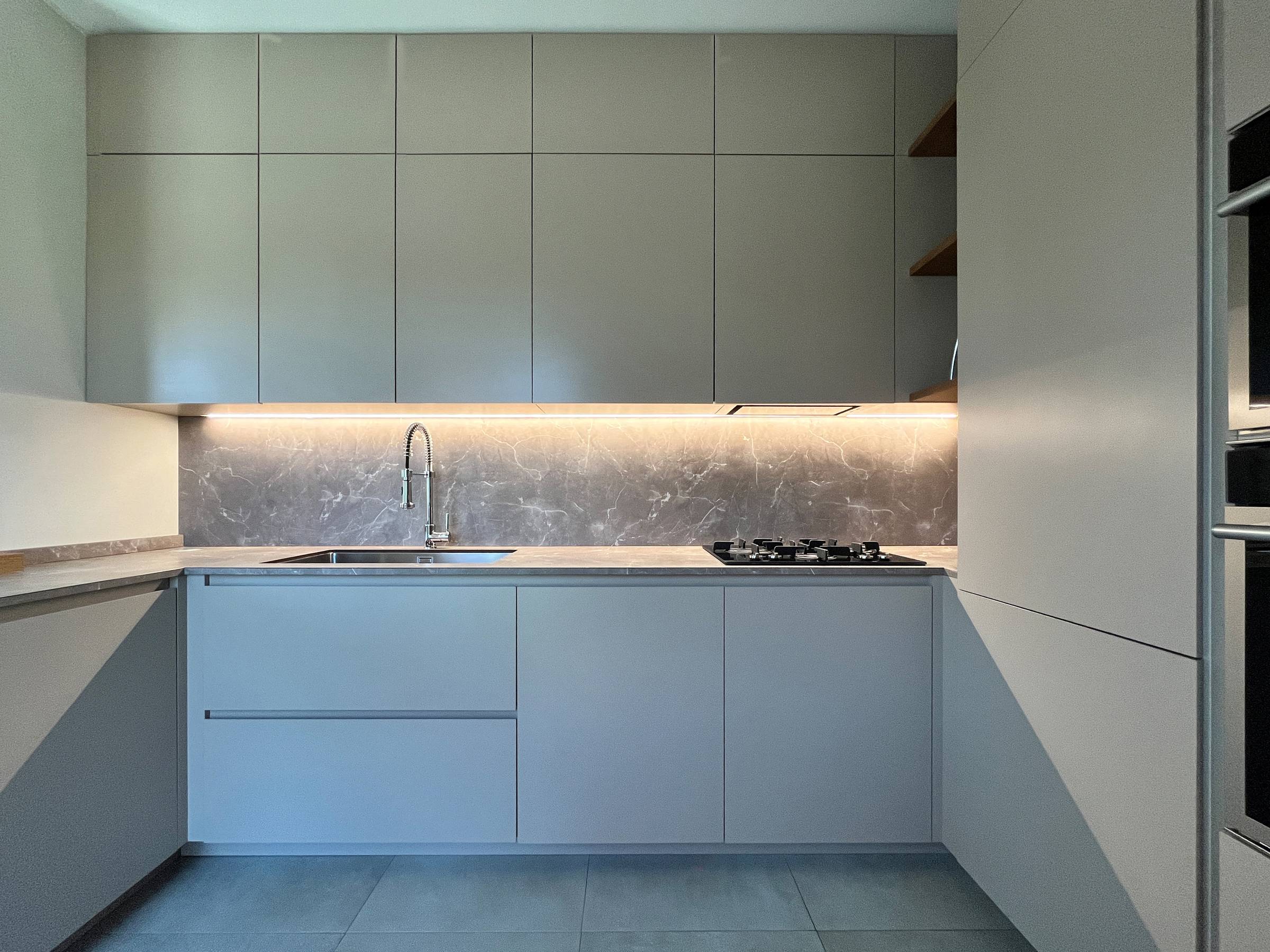 Bergo Arredi — Cucina Su Misura ad Angolo con Penisola: Funzionalità ed Eleganza in Finitura Nocciola
