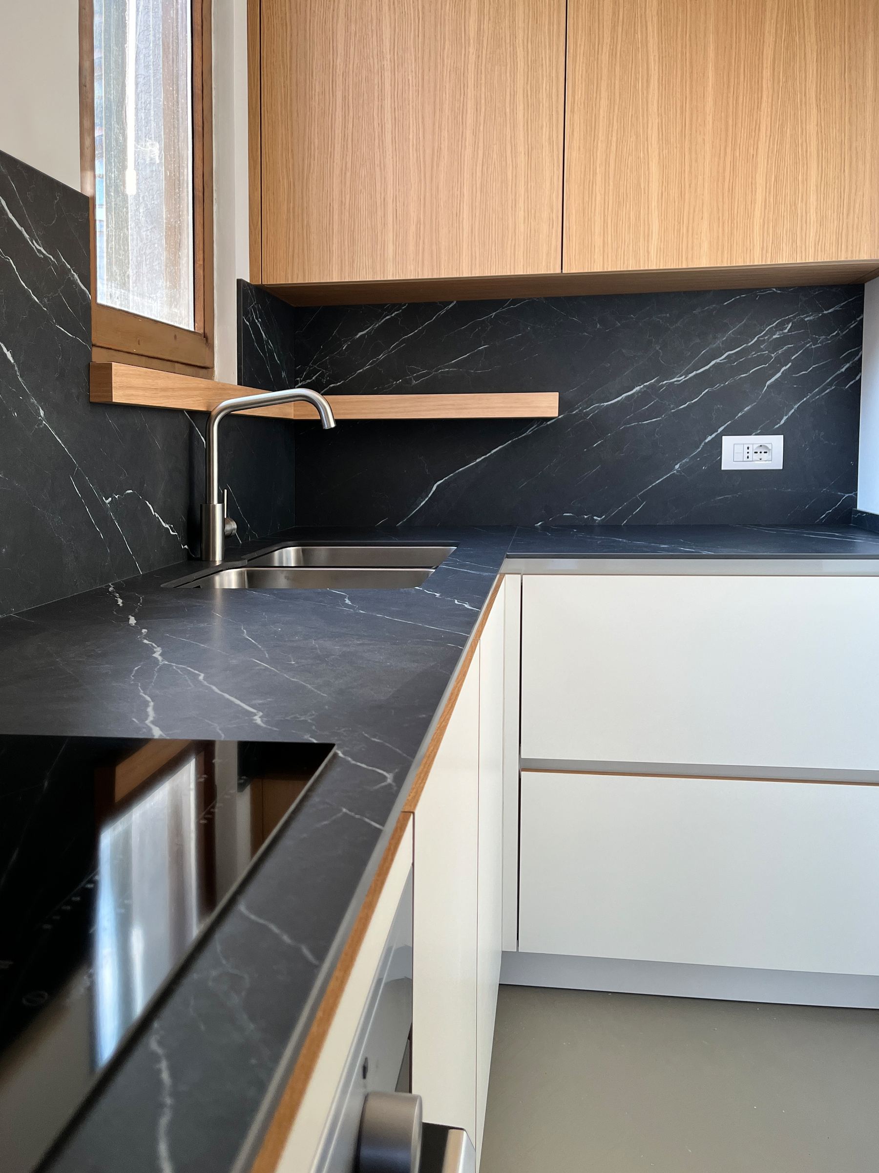 Cucina su misura ad angolo: il calore del rovere incontra la luce del bianco — 
