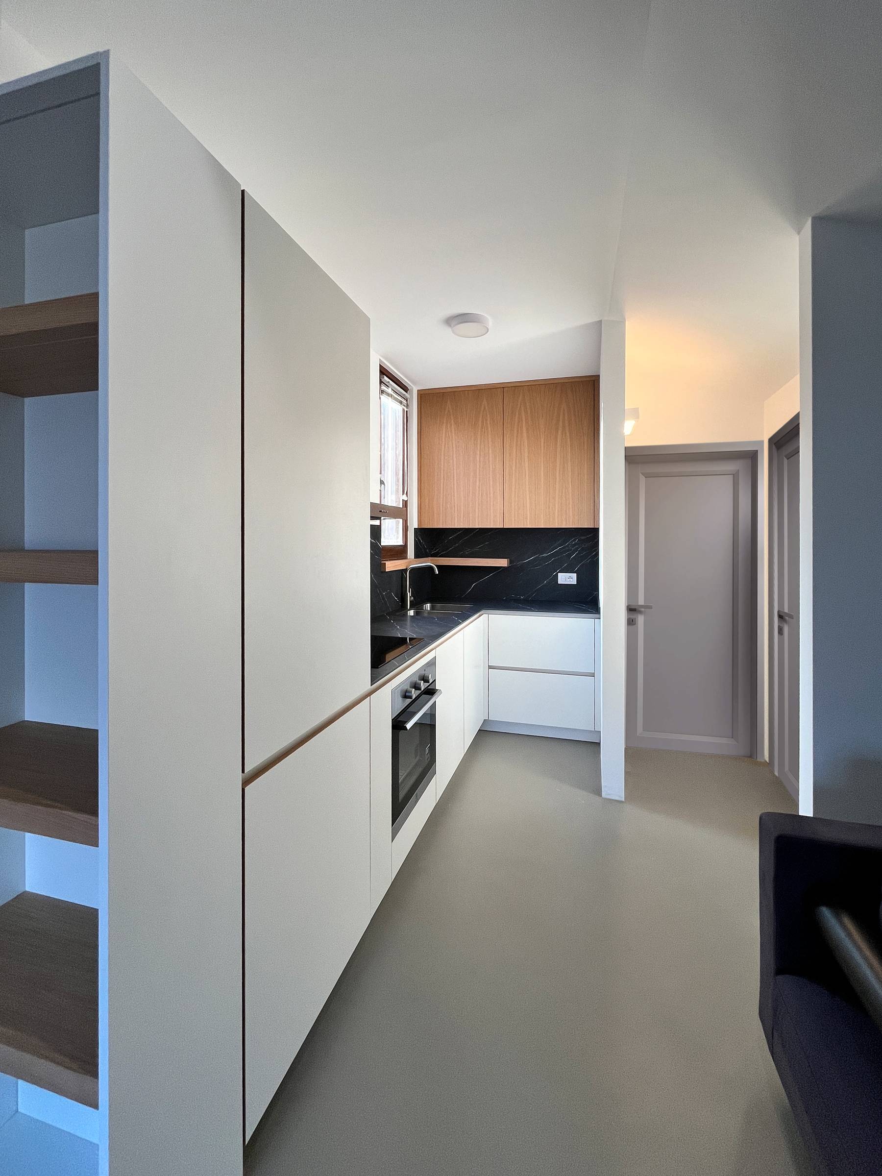 Cucina su misura ad angolo: il calore del rovere incontra la luce del bianco — 