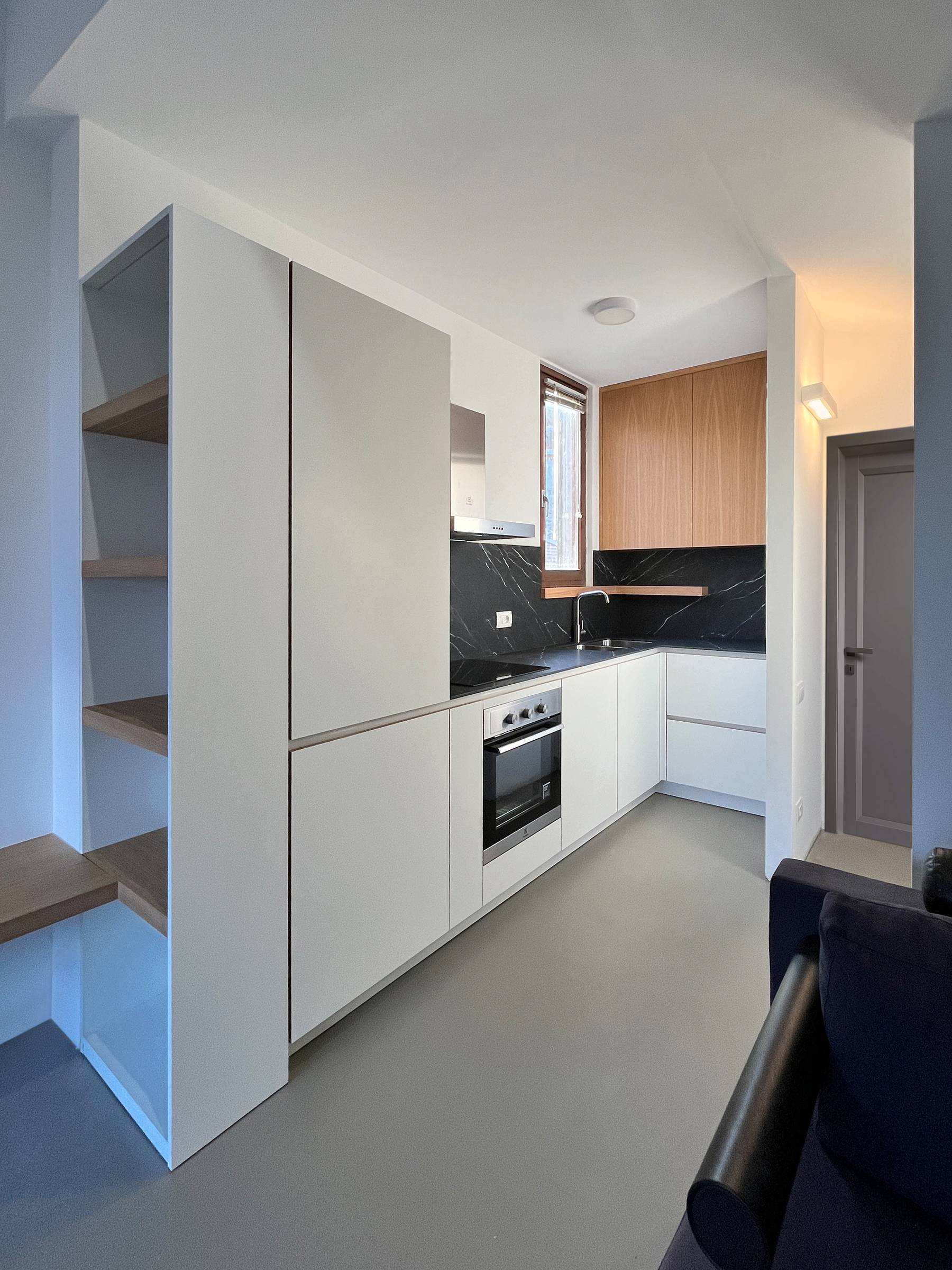 Bergo Arredi — Cucina su misura ad angolo: il calore del rovere incontra la luce del bianco