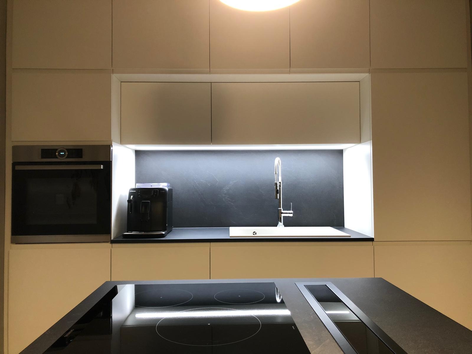 Cucina su misura con isola avorio: eleganza e funzionalità per un design unico — 