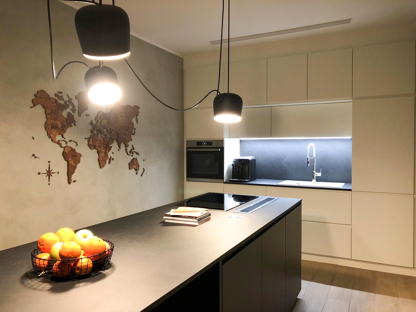 Cucina su misura con isola avorio: eleganza e funzionalità per un design unico — 
