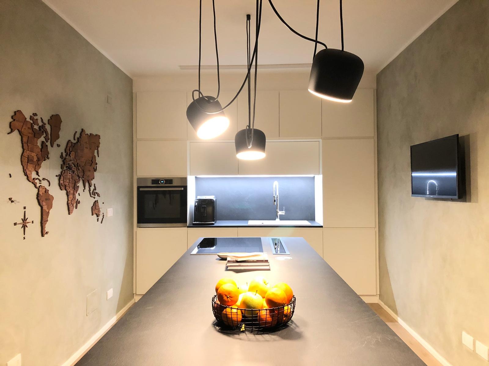 Bergo Arredi — Cucina su misura con isola avorio: eleganza e funzionalità per un design unico