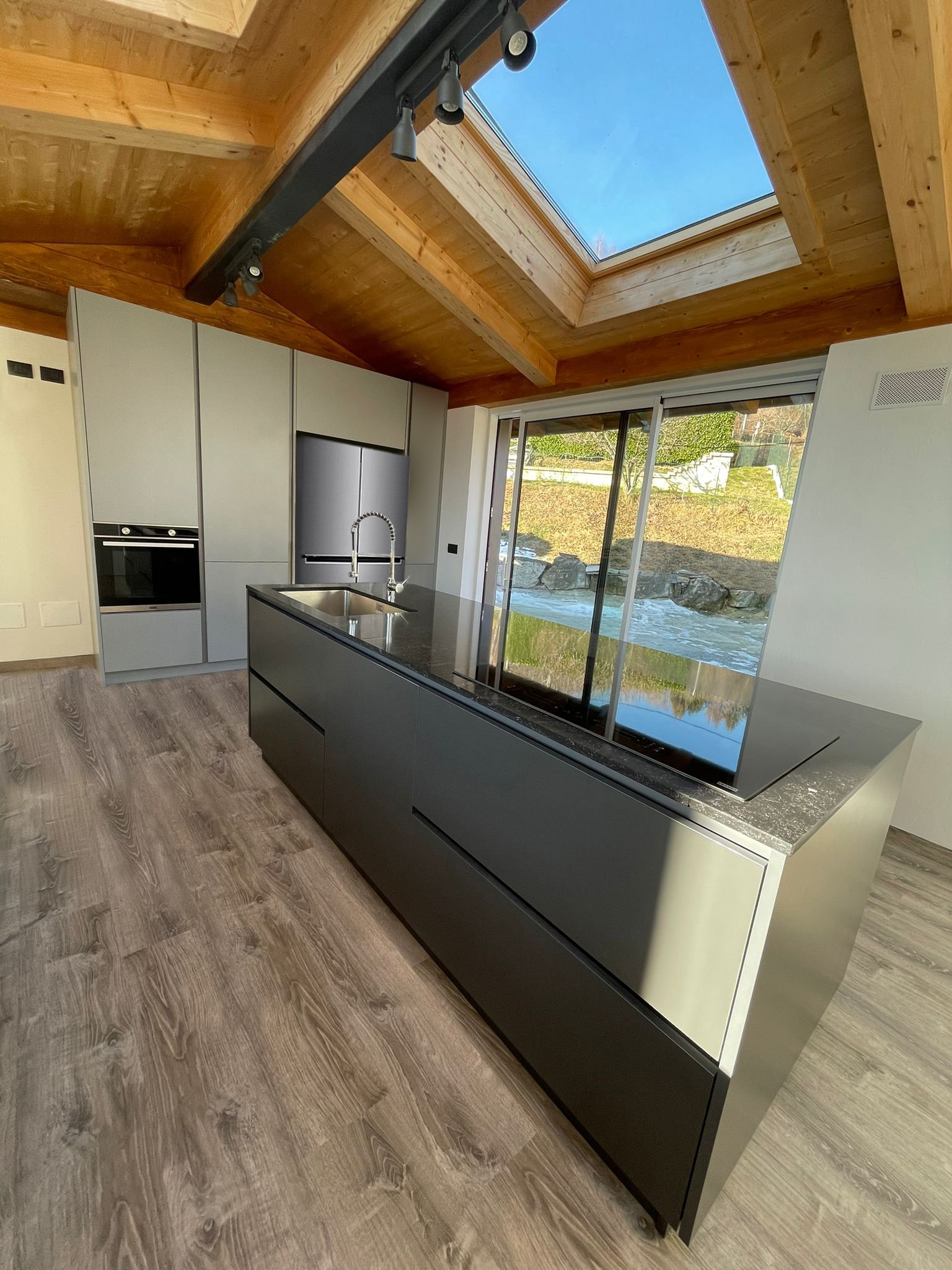 Cucina su misura con isola grigio antracite — 