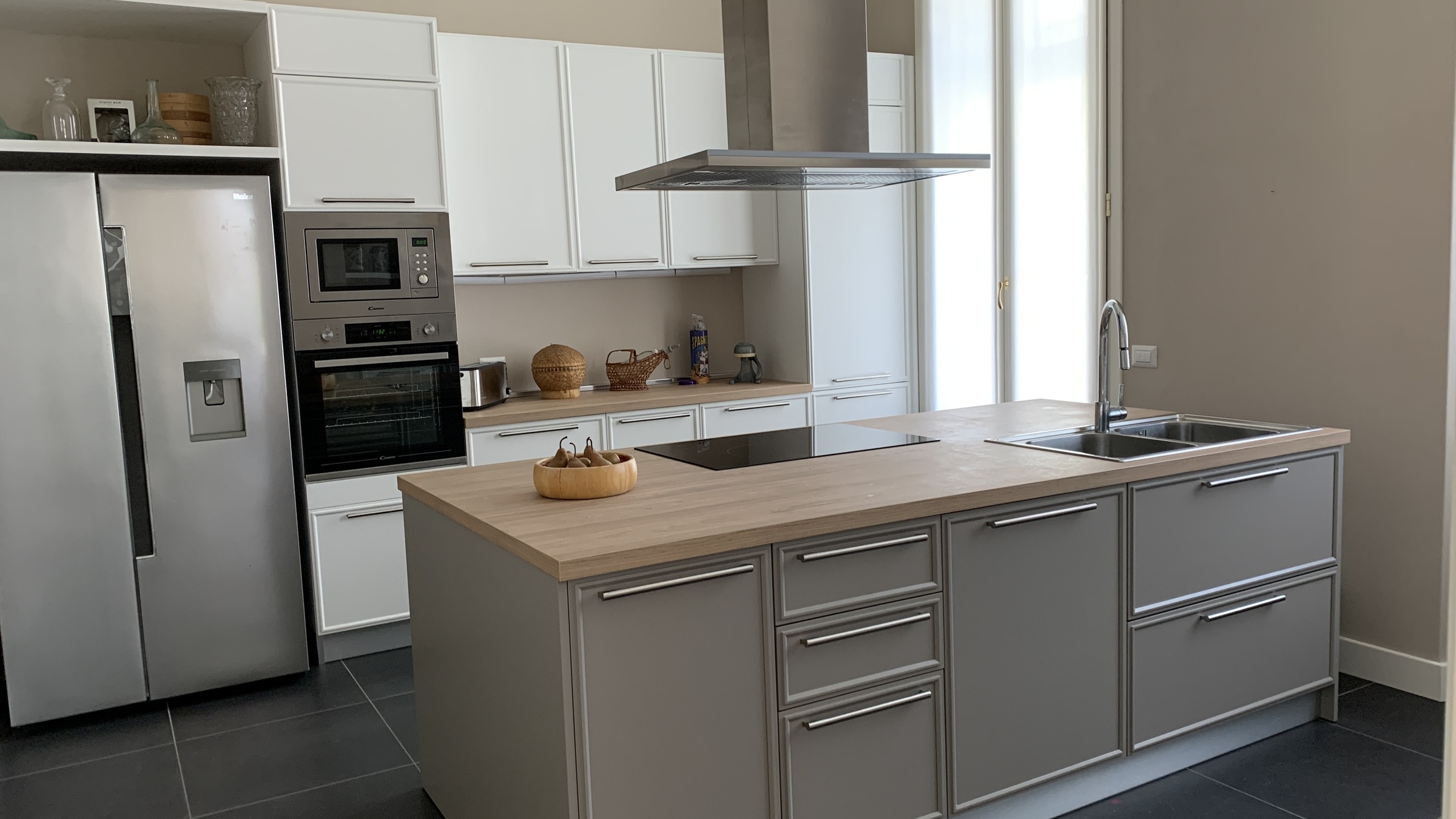 Bergo Arredi — Cucina su misura con isola Sant'Agata: eleganza e funzionalità in un design moderno