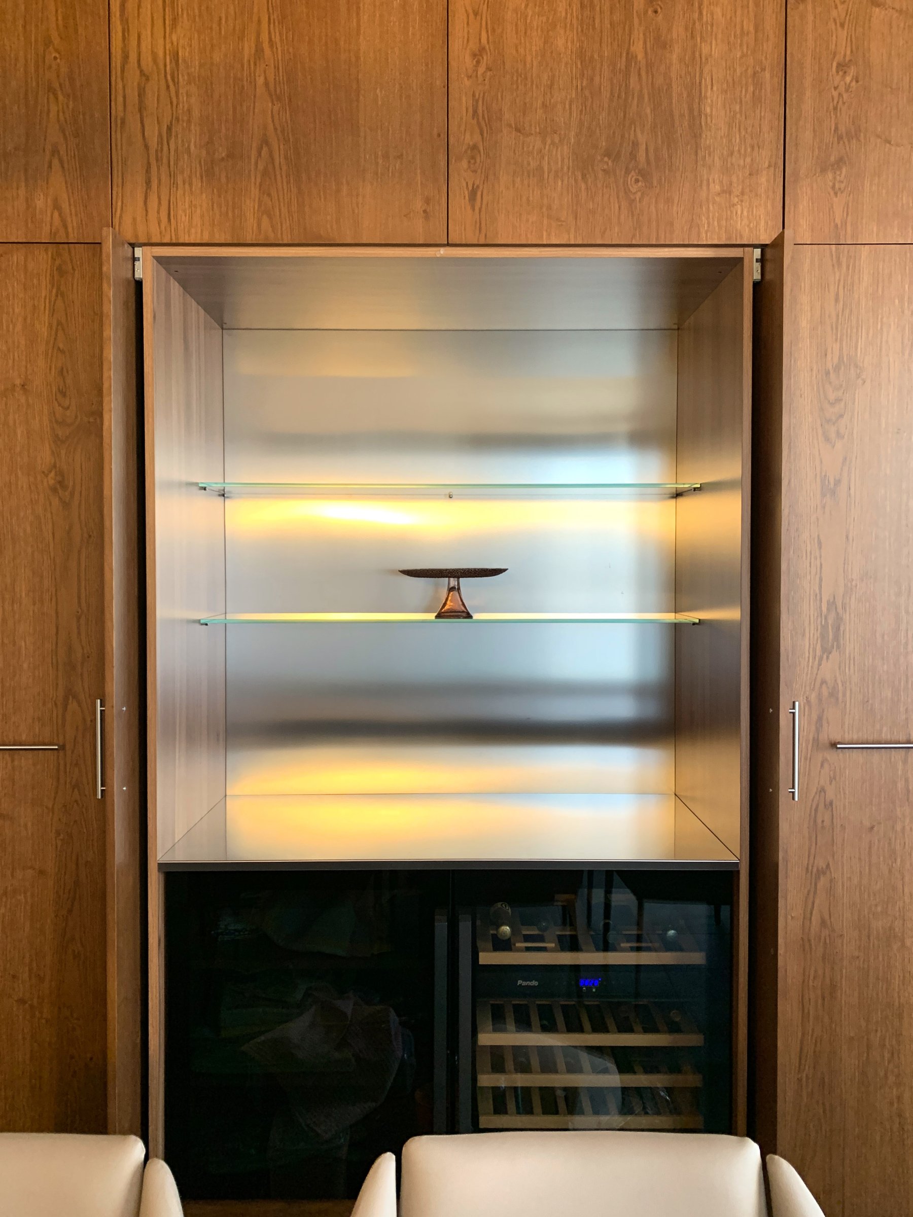 Cucina Su Misura con Isola: Stile Moderno tra Rovere e Acciaio — 