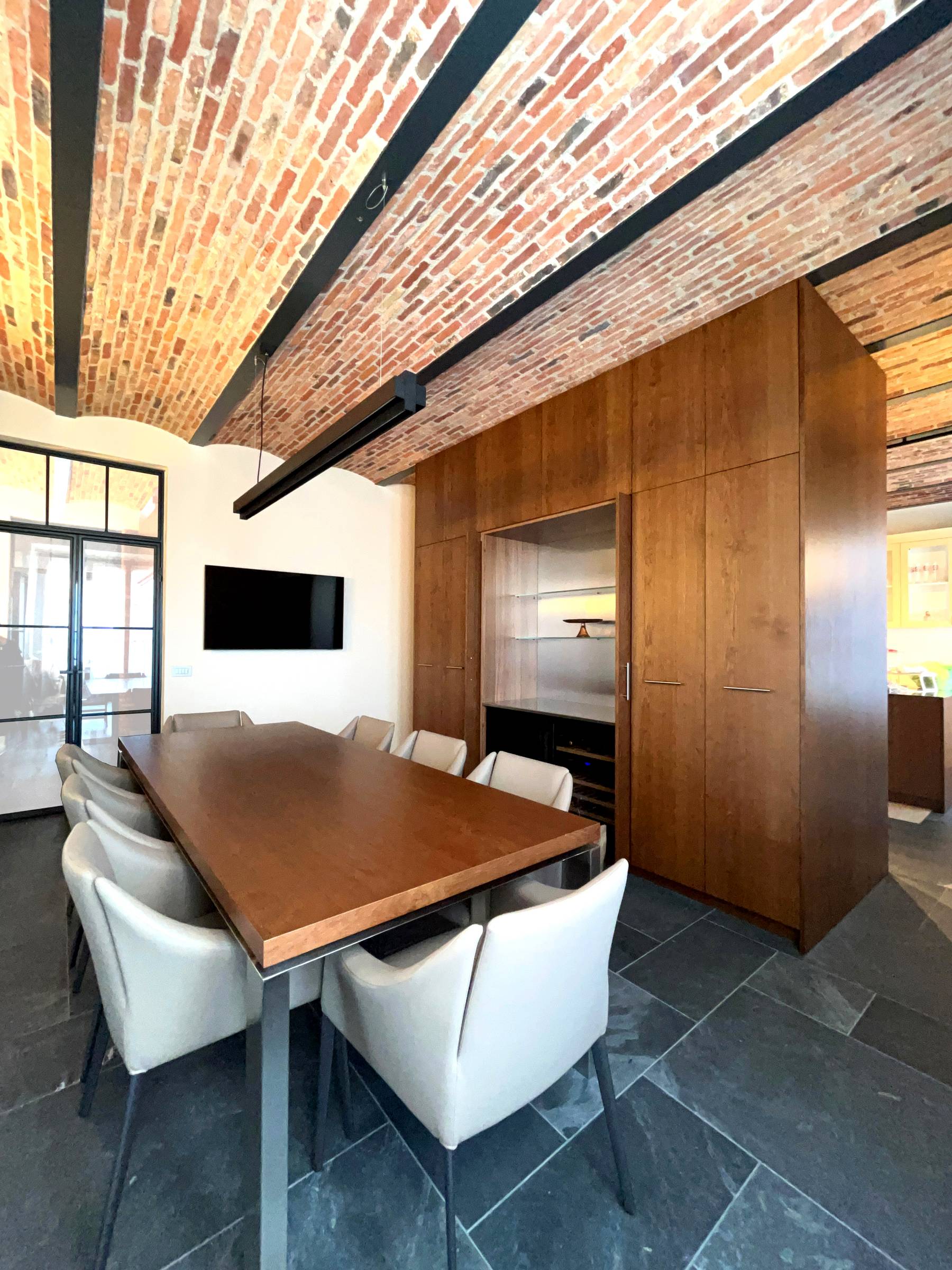 Cucina Su Misura con Isola: Stile Moderno tra Rovere e Acciaio — 