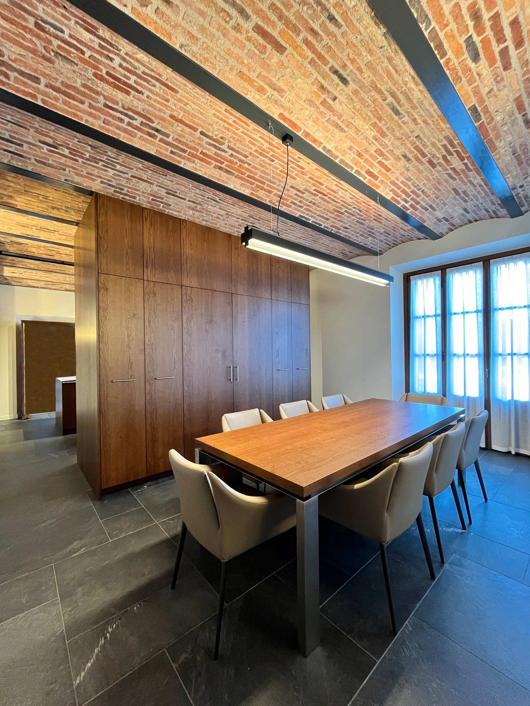 Cucina Su Misura con Isola: Stile Moderno tra Rovere e Acciaio — 