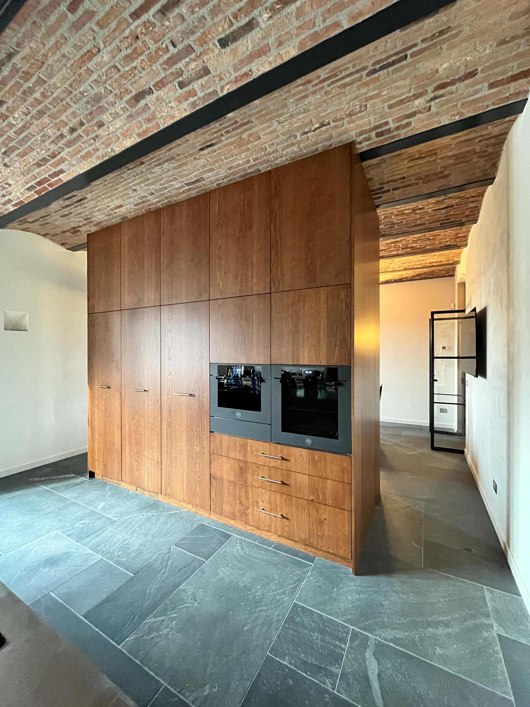 Cucina Su Misura con Isola: Stile Moderno tra Rovere e Acciaio — 