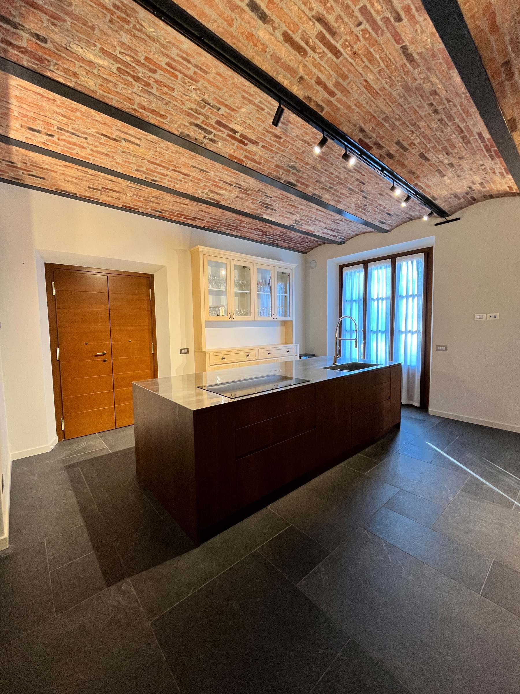 Cucina Su Misura con Isola: Stile Moderno tra Rovere e Acciaio — 