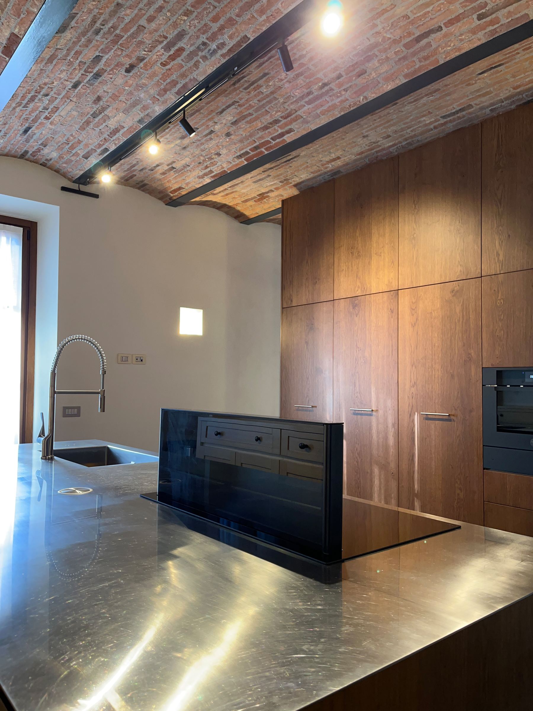 Cucina Su Misura con Isola: Stile Moderno tra Rovere e Acciaio — 