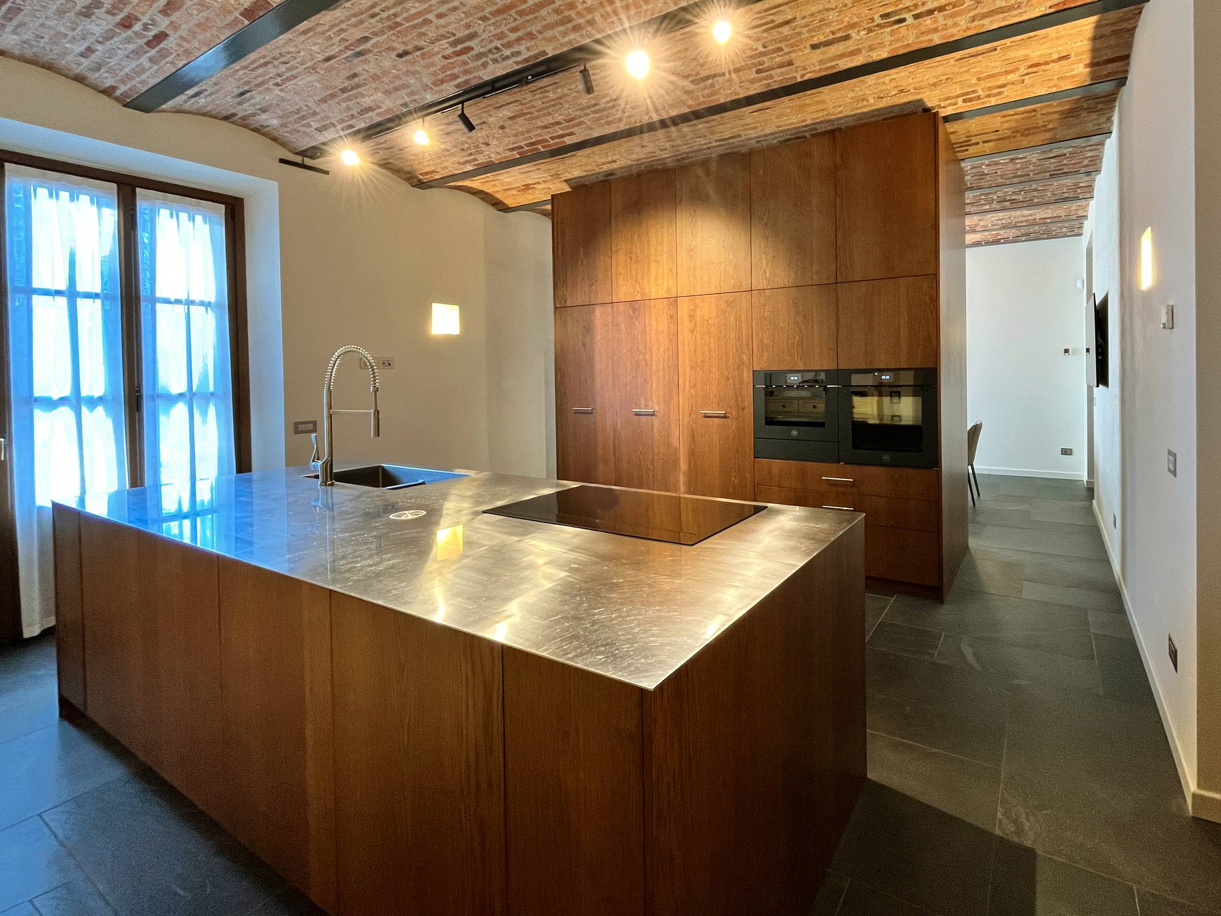 Bergo Arredi — Cucina Su Misura con Isola: Stile Moderno tra Rovere e Acciaio