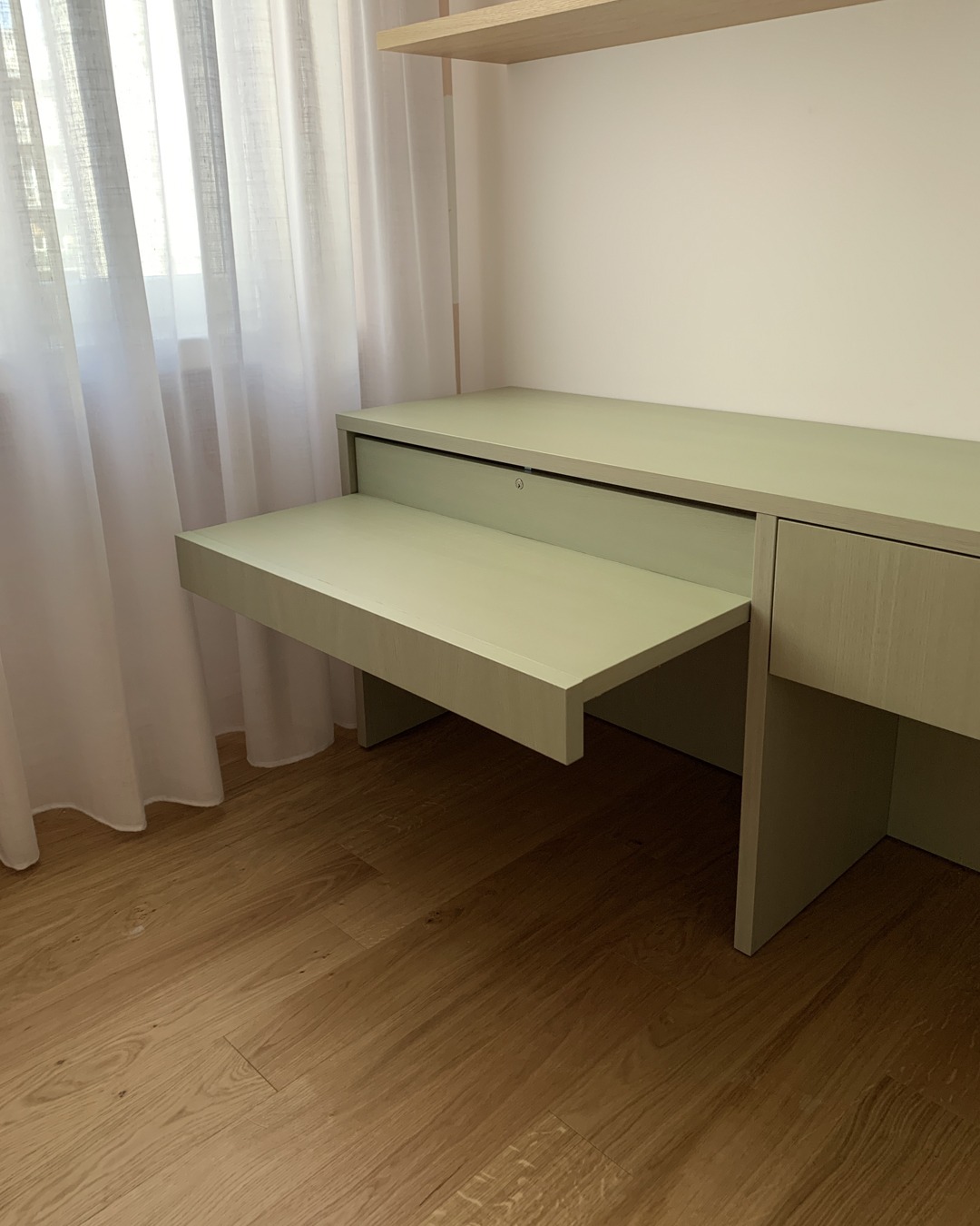 Design evolutivo per l'infanzia: la scrivania su misura regolabile in altezza ed estraibile. — 
