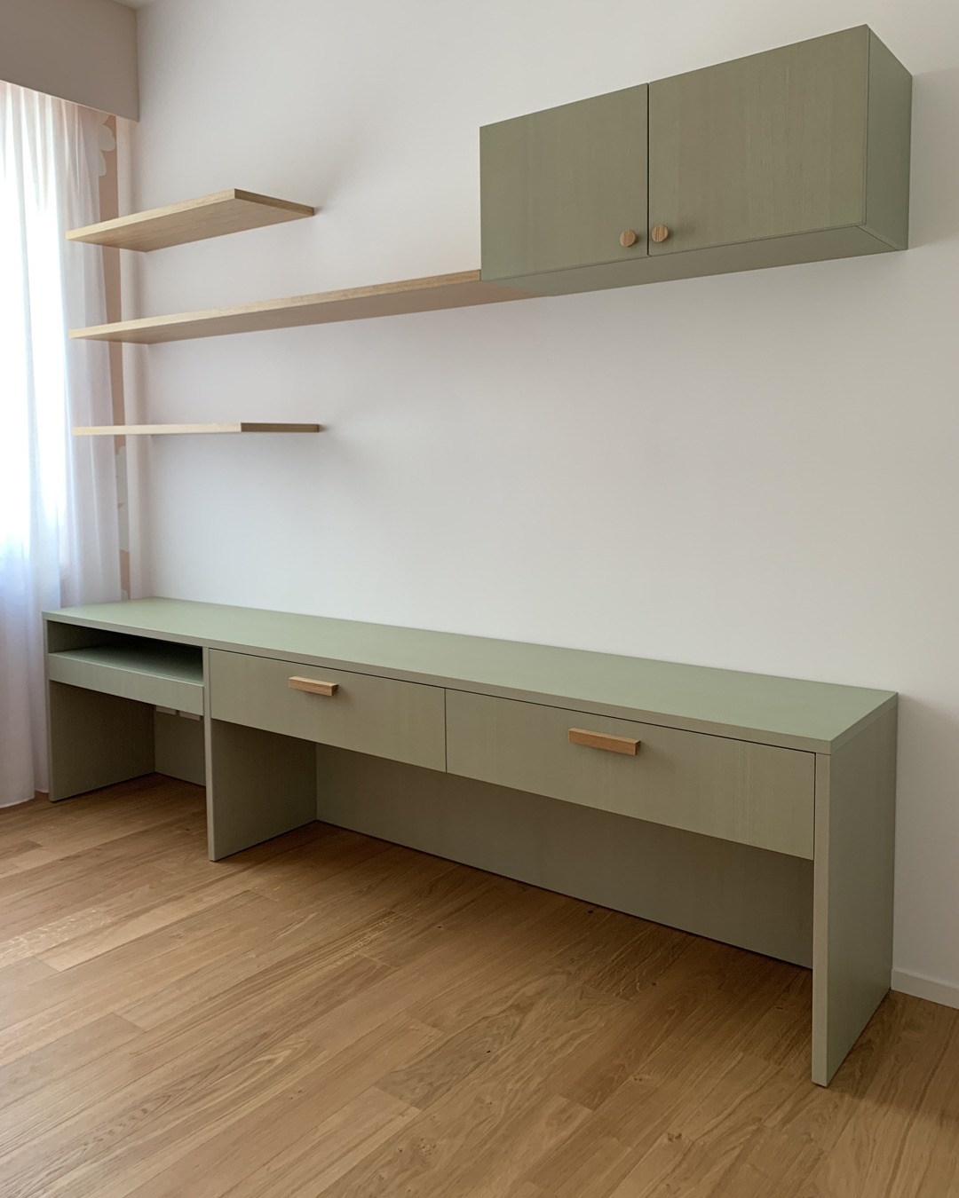 Design evolutivo per l'infanzia: la scrivania su misura regolabile in altezza ed estraibile. — 