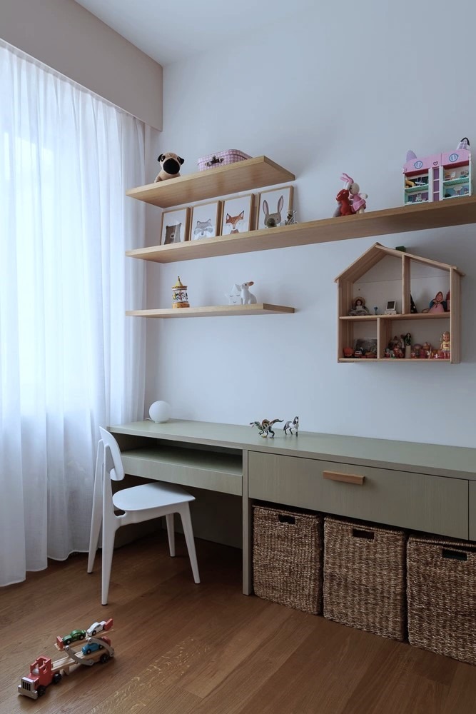 Bergo Arredi — Design evolutivo per l'infanzia: la scrivania su misura regolabile in altezza ed estraibile.
