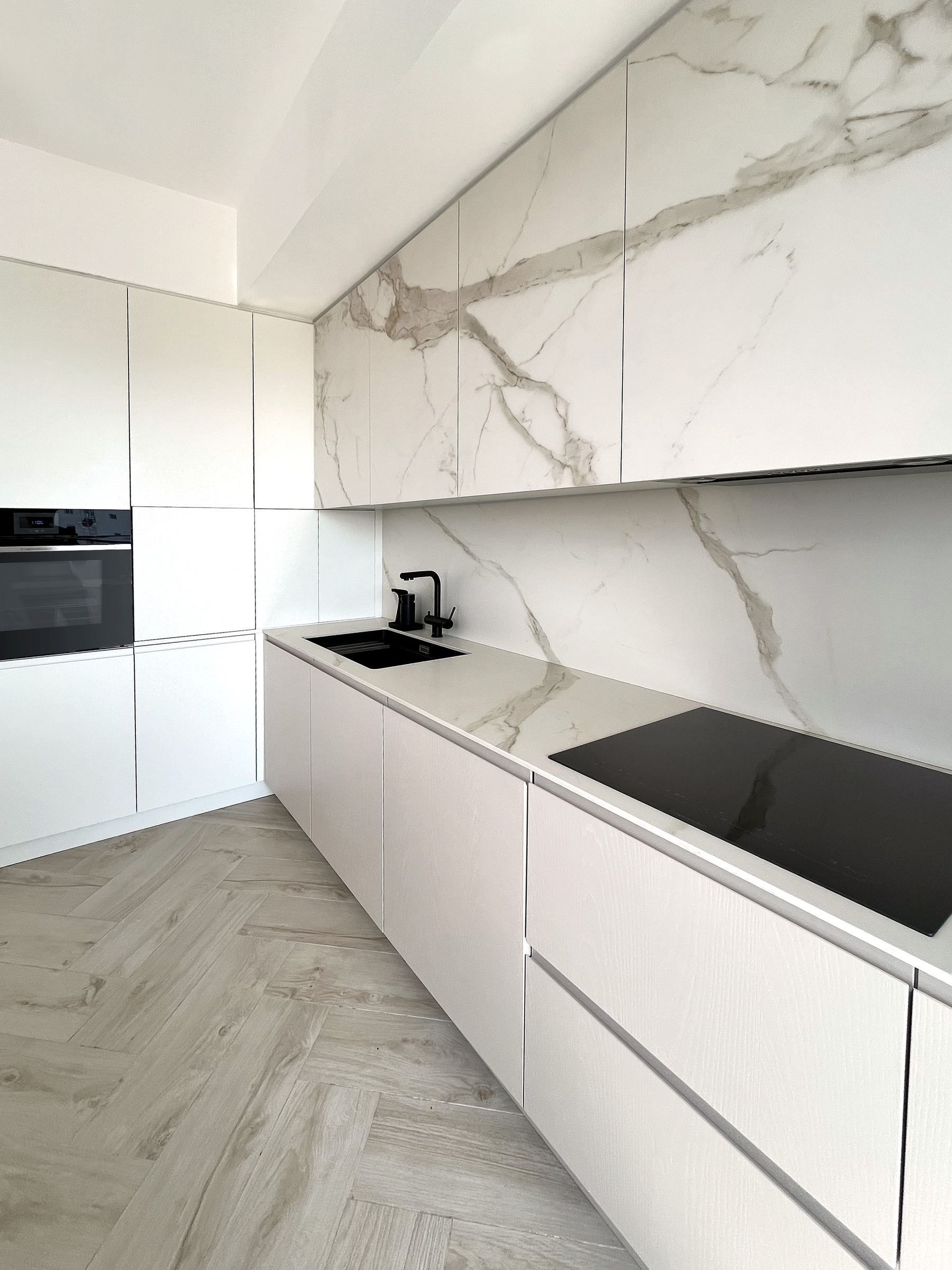 Eleganza Su Misura: Cucina ad Angolo in Bianco Avorio e Calacatta — 