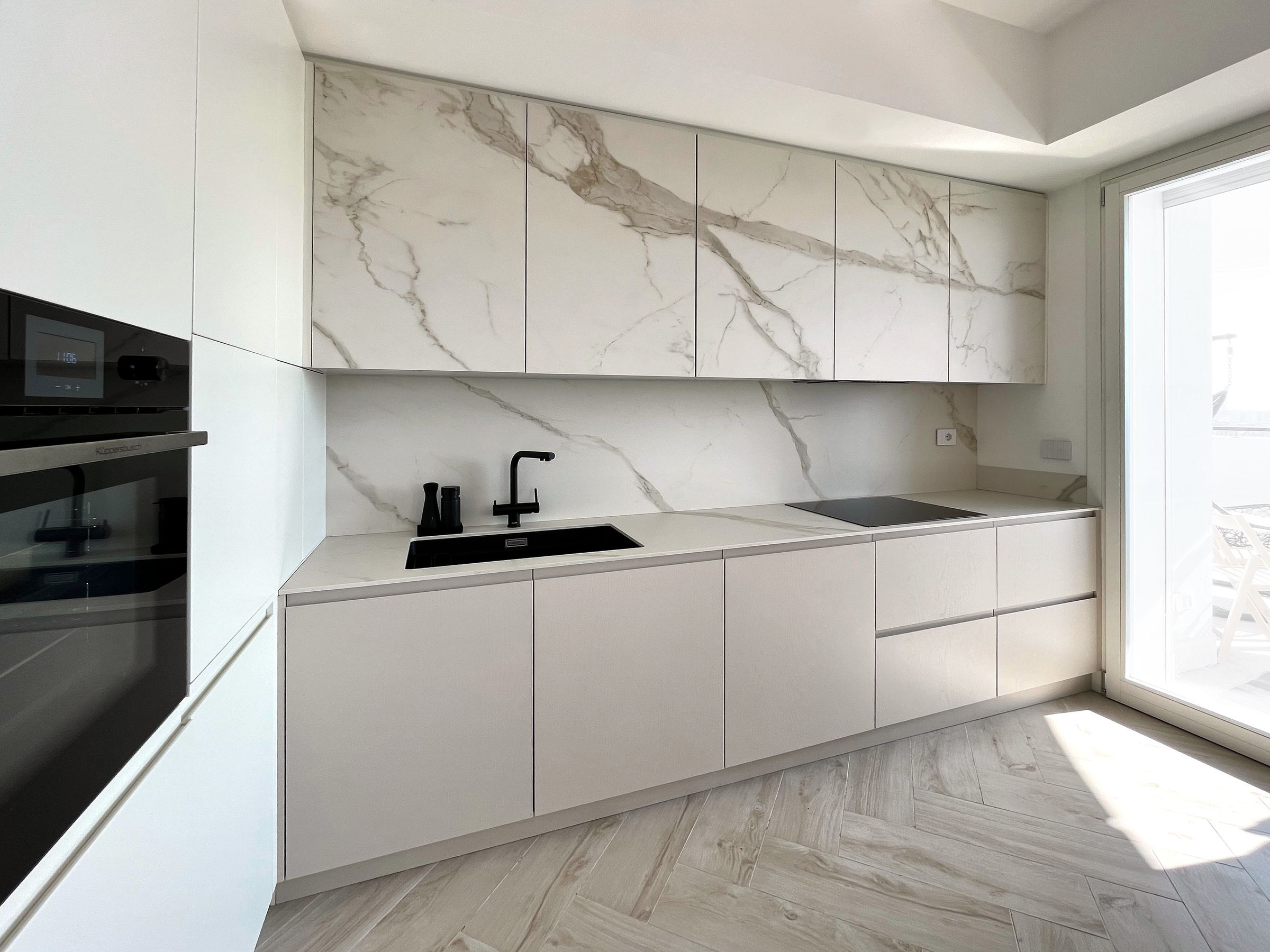 Eleganza Su Misura: Cucina ad Angolo in Bianco Avorio e Calacatta — 