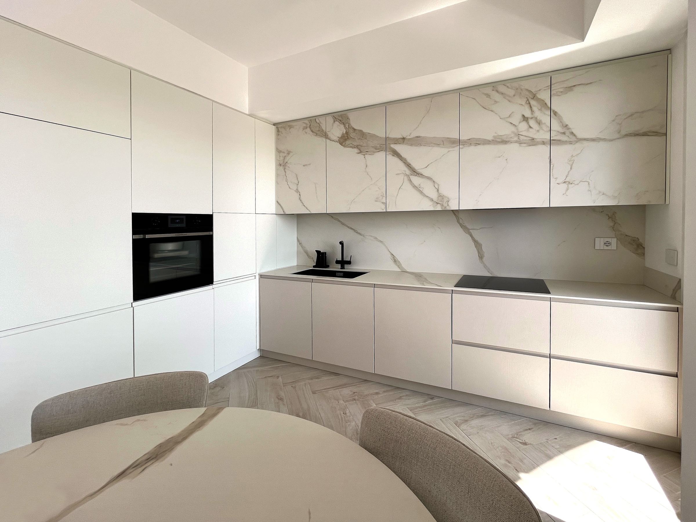 Eleganza Su Misura: Cucina ad Angolo in Bianco Avorio e Calacatta — 