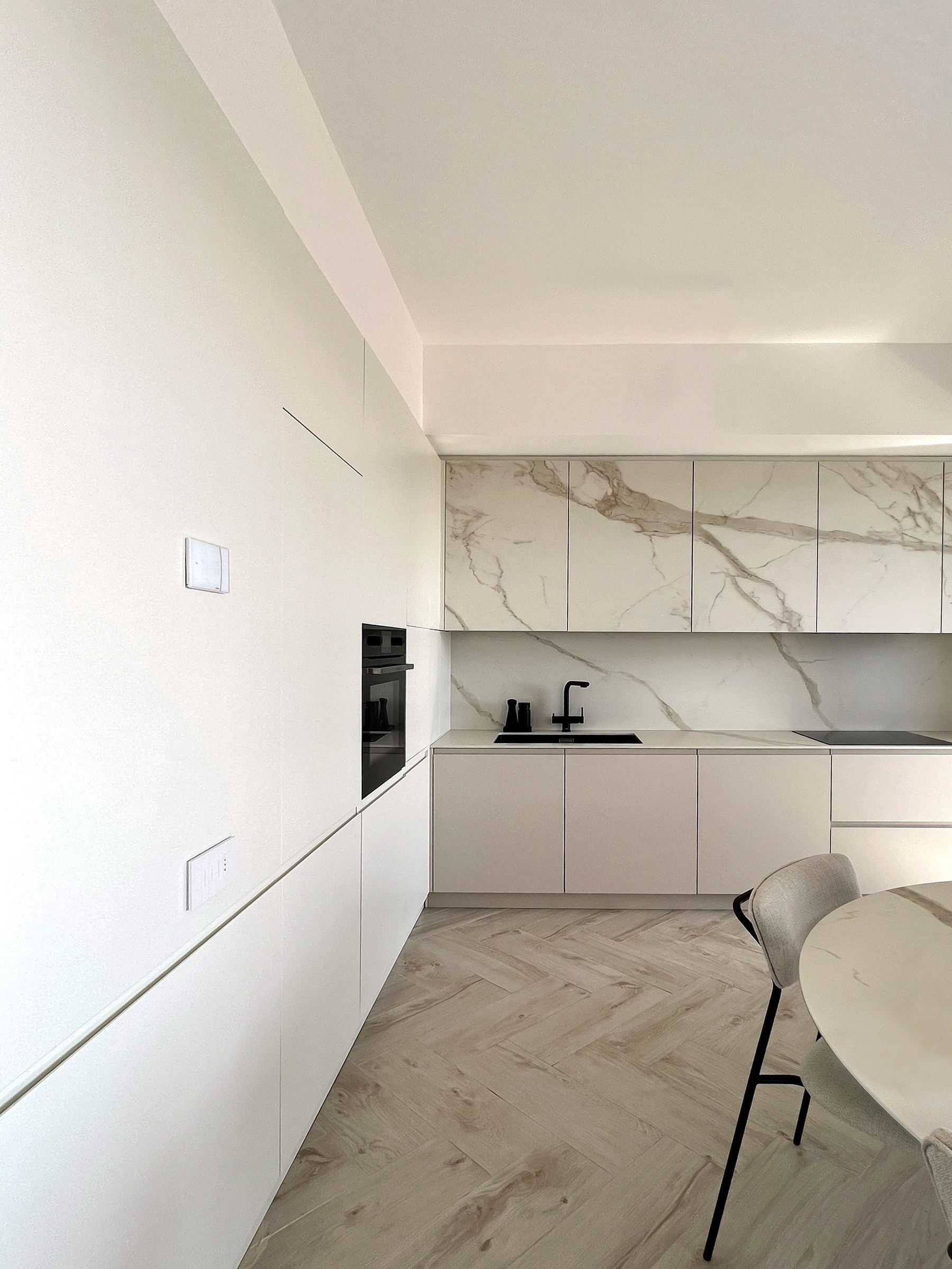 Bergo Arredi — Eleganza Su Misura: Cucina ad Angolo in Bianco Avorio e Calacatta